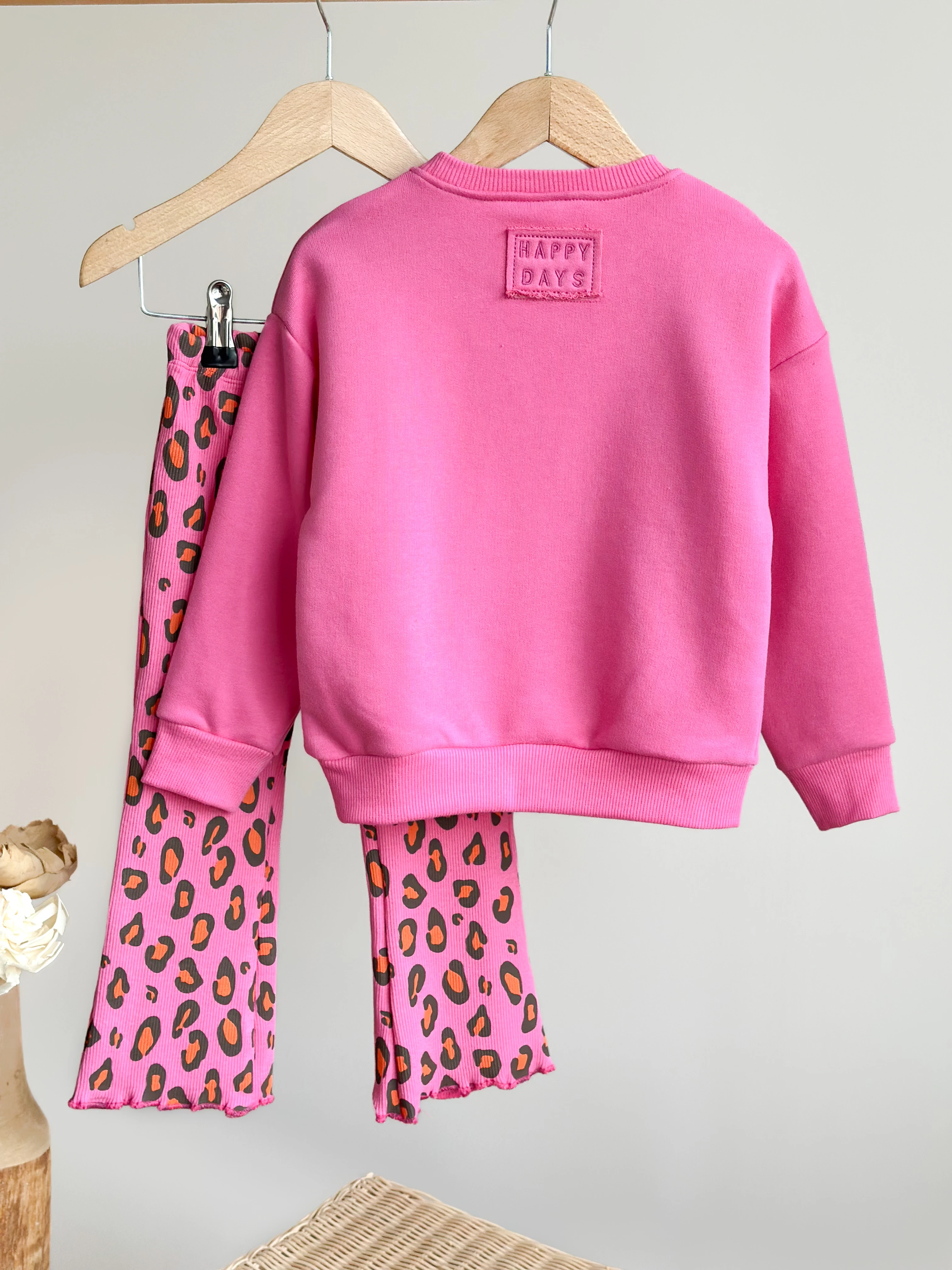 Kalp Detay Sweatshirt ve Leopar Desenli Tayt Takım