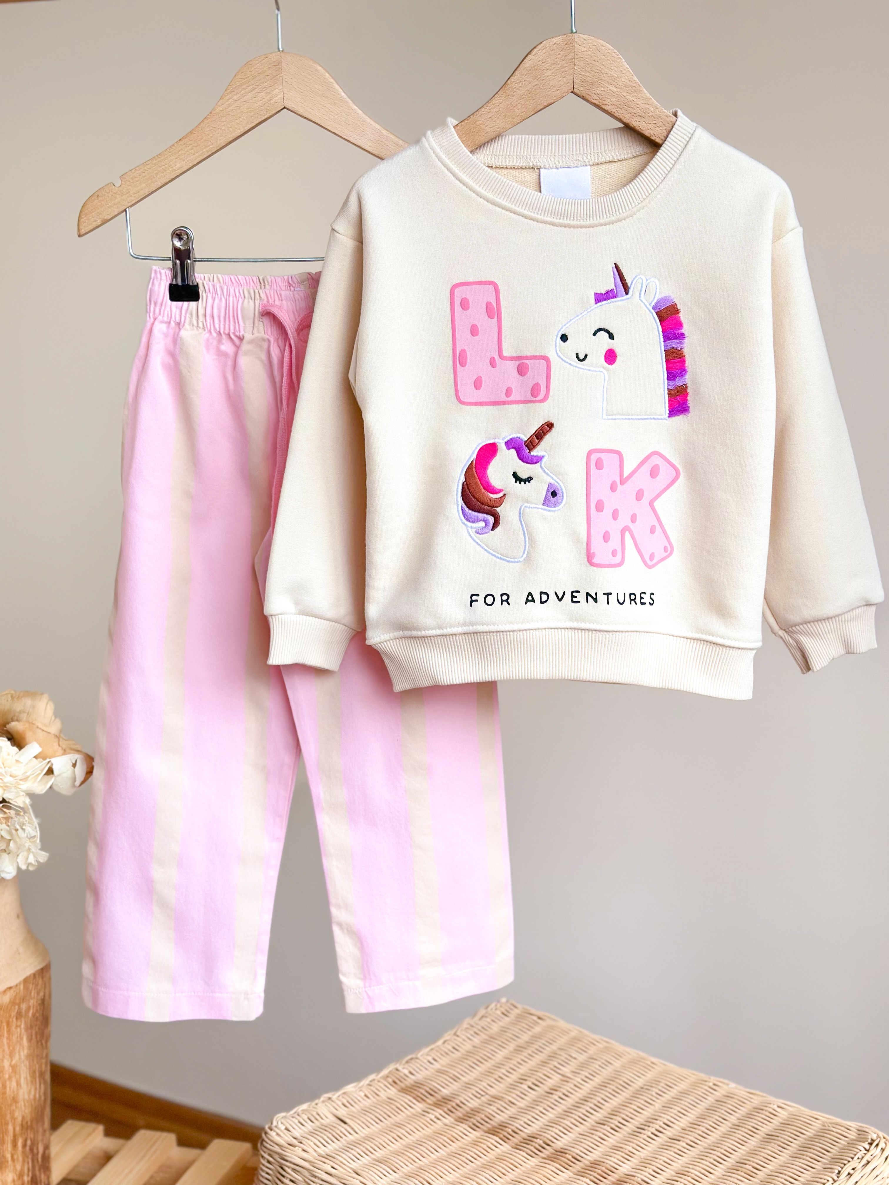 MİNİK UNICORNLAR Sevimli Süzene Nakış Detaylı Sweatshirt ve Dokuma Pantolon Takım