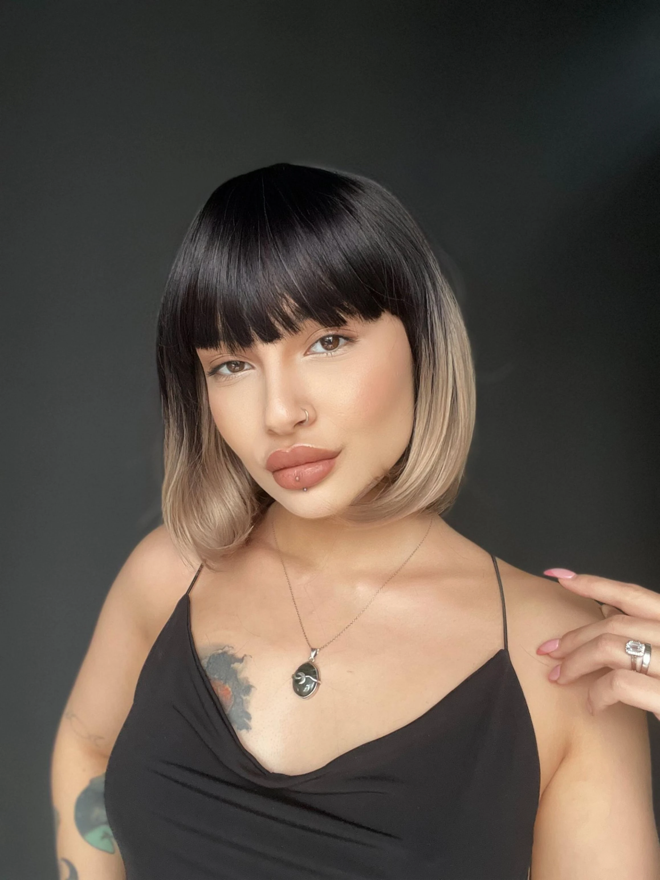 Kısa Küt Perçemli Bob Pedikal Peruk Kanser Kemoterapi uygundur Siyah Küllü Gri