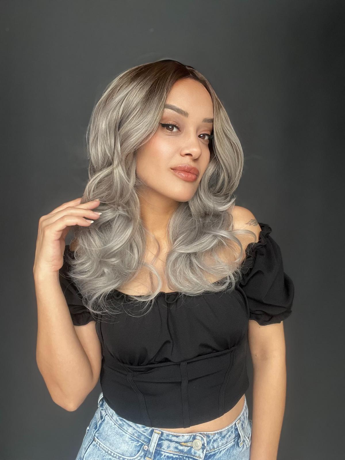 Açık Kumral Gri Ombreli Bebek Saçlı Fiber Sentetik Tül Peruk Tam tül peruk heryöne ayrımlı