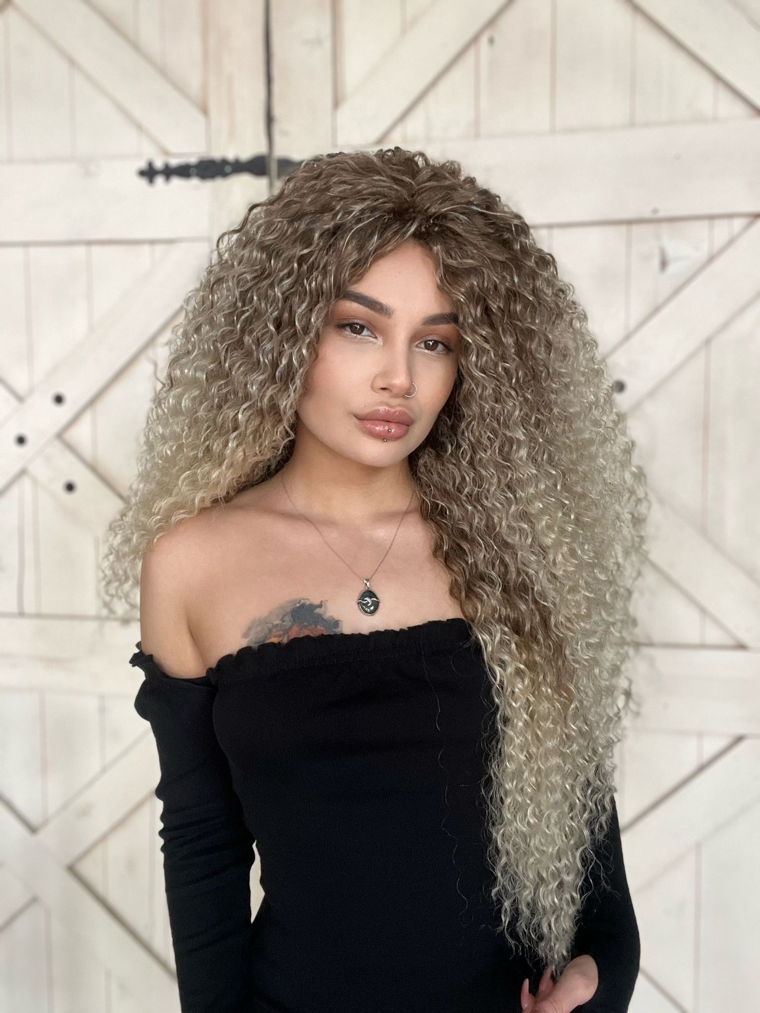 Rus kumralı 8613 Afro Dalgalı Peruk Komple tak ve çık Kabarık ve yoğun Fiber saç Suzan peruk