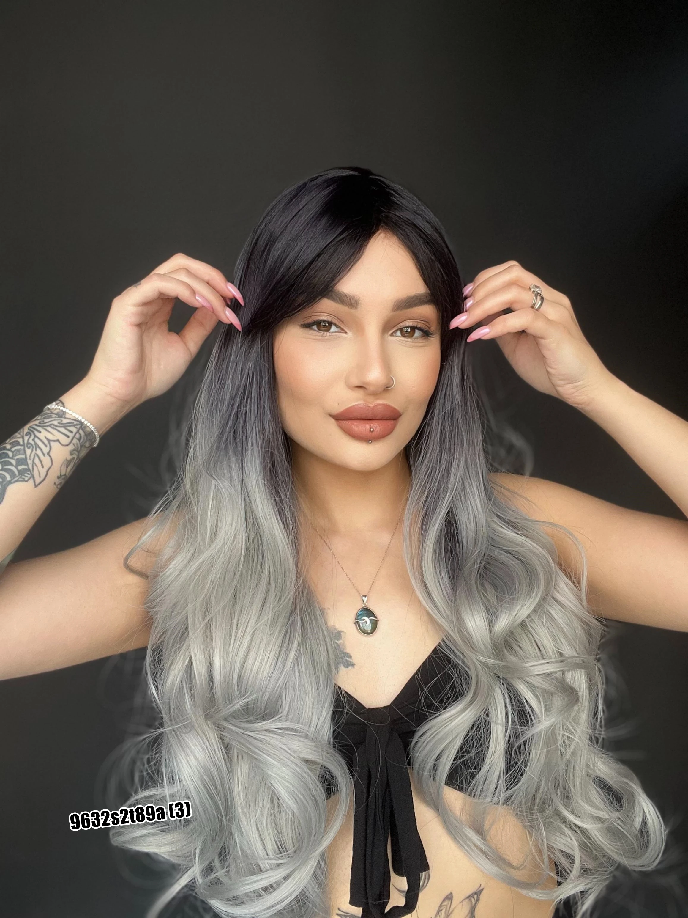 Ekstra Uzun Dalgalı Perçemli Medikal Fiber Peruk Siyah gri izm