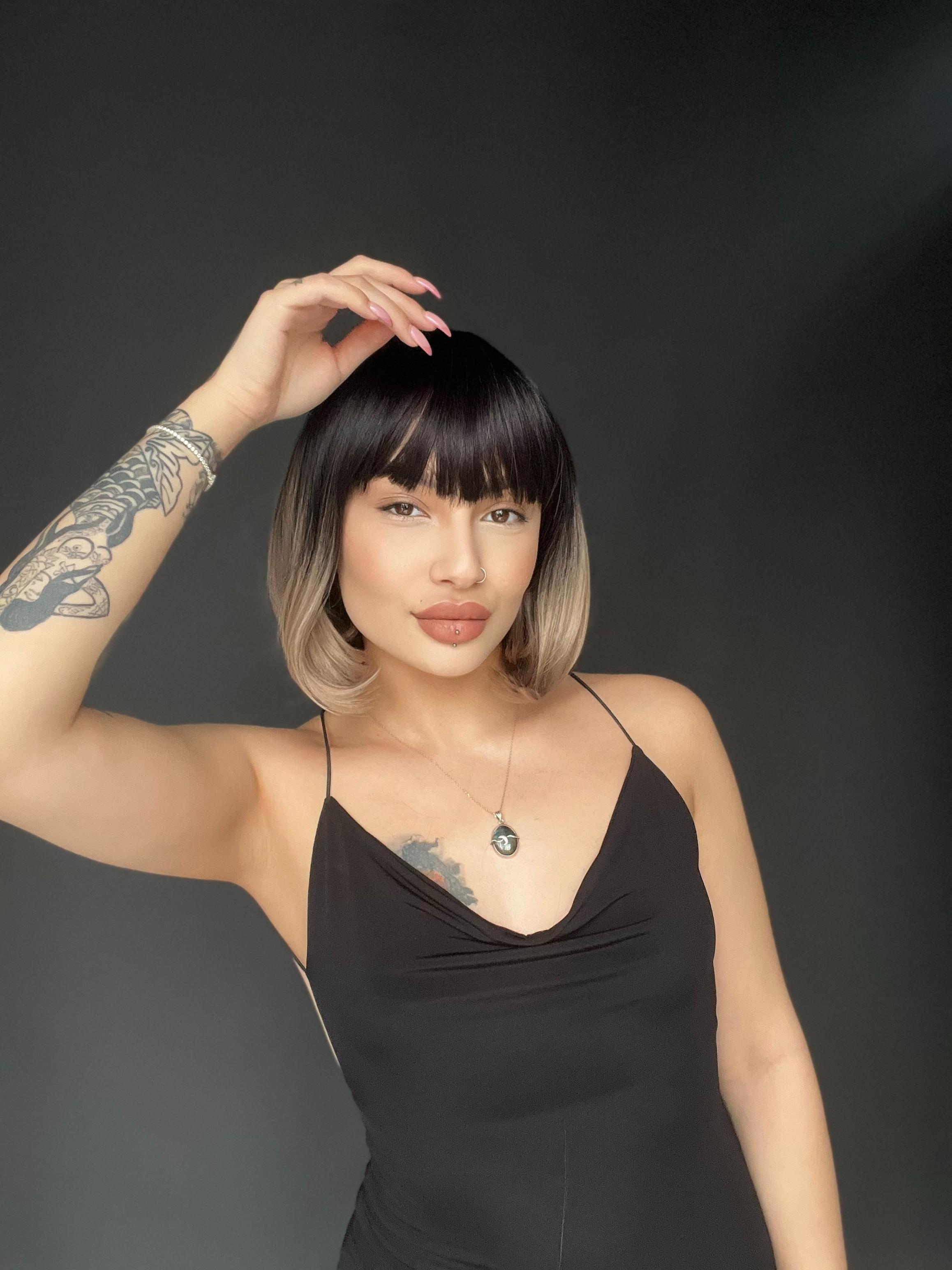 Kısa Küt Perçemli Bob Pedikal Peruk Kanser Kemoterapi uygundur Siyah Küllü Gri