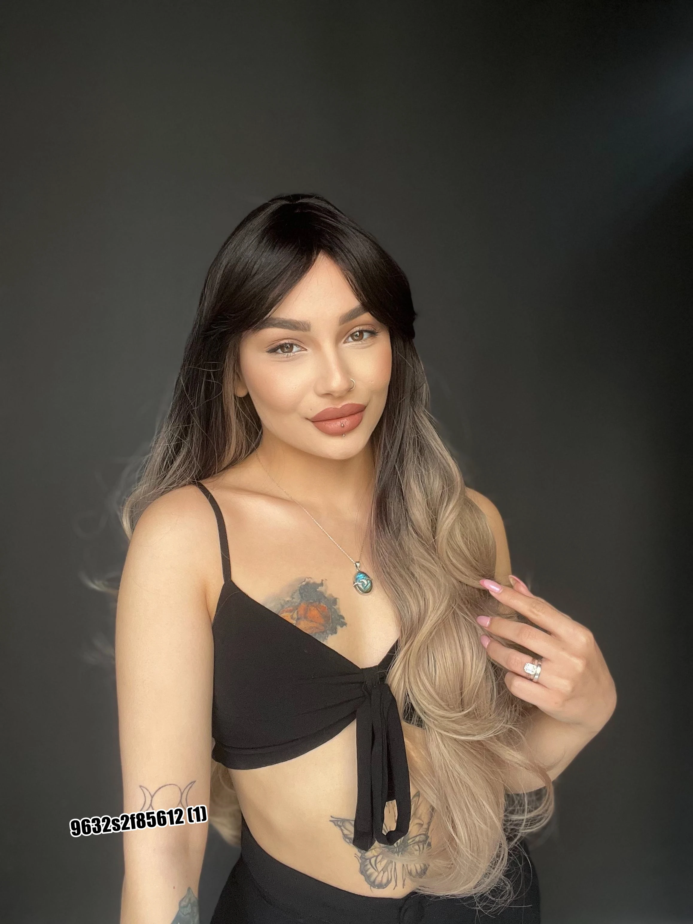 Ekstra Uzun Dalgalı Perçemli Medikal Fiber Peruk Siyah küllü gri