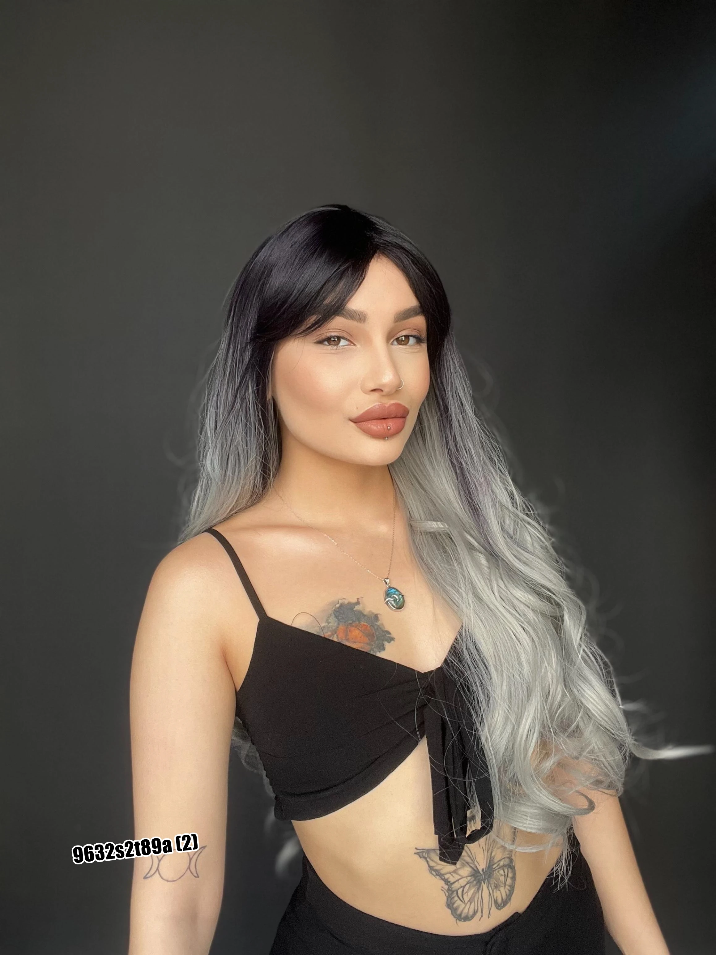 Ekstra Uzun Dalgalı Perçemli Medikal Fiber Peruk Siyah gri izm