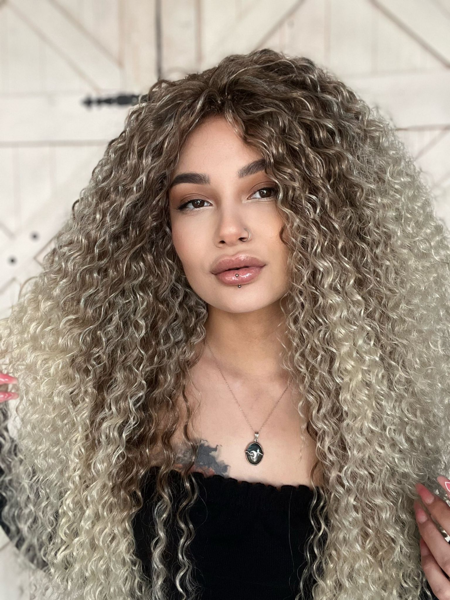 Rus kumralı 8613 Afro Dalgalı Peruk Komple tak ve çık Kabarık ve yoğun Fiber saç Suzan peruk