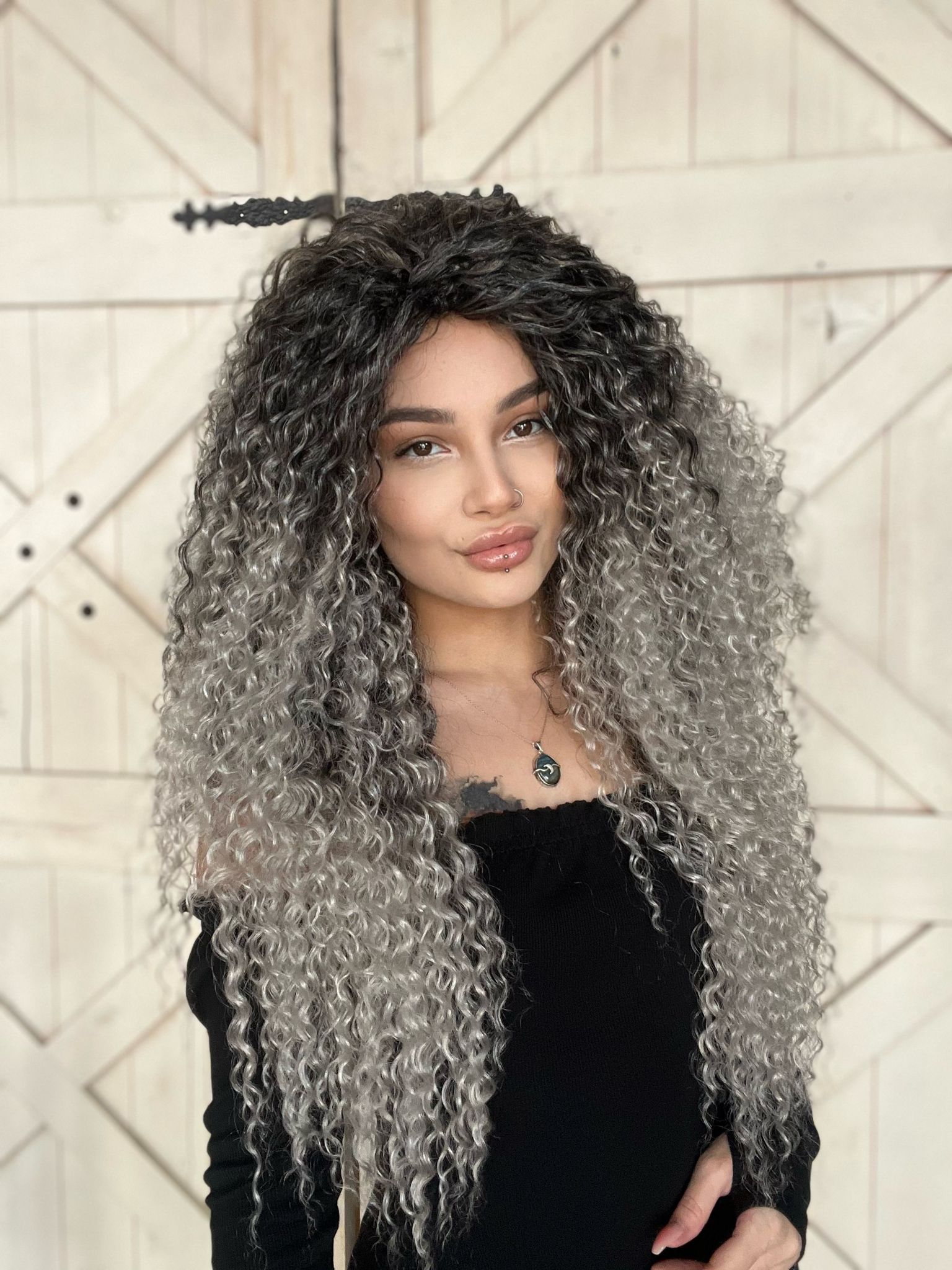 Siyah Gri Afro Dalgalı Peruk Komple tak ve çık Kabarık ve yoğun Fiber saç Suzan peruk