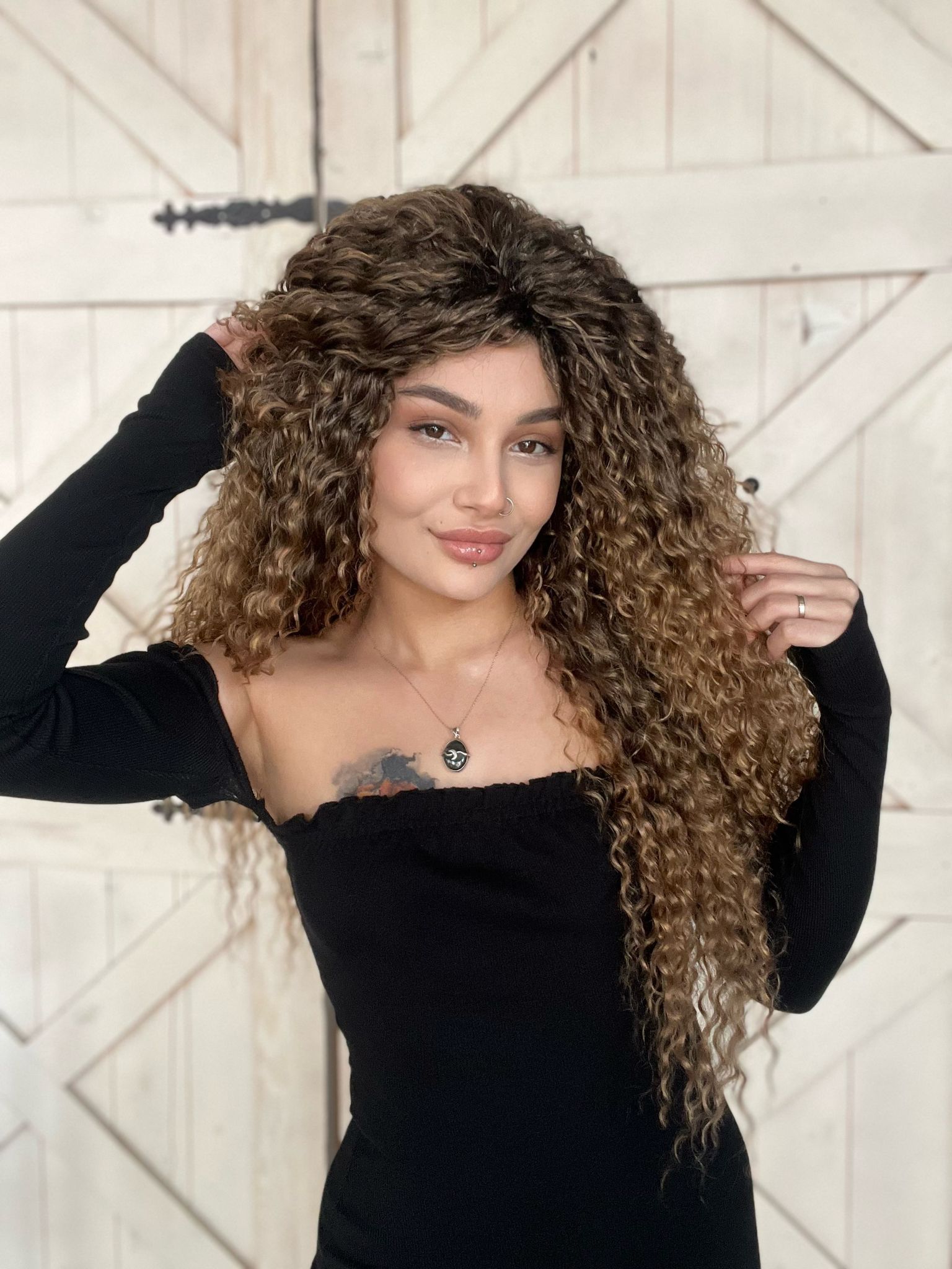 Karamel ombreli 227 Afro Dalgalı Peruk Komple tak ve çık Kabarık ve yoğun Fiber saç Suzan peruk