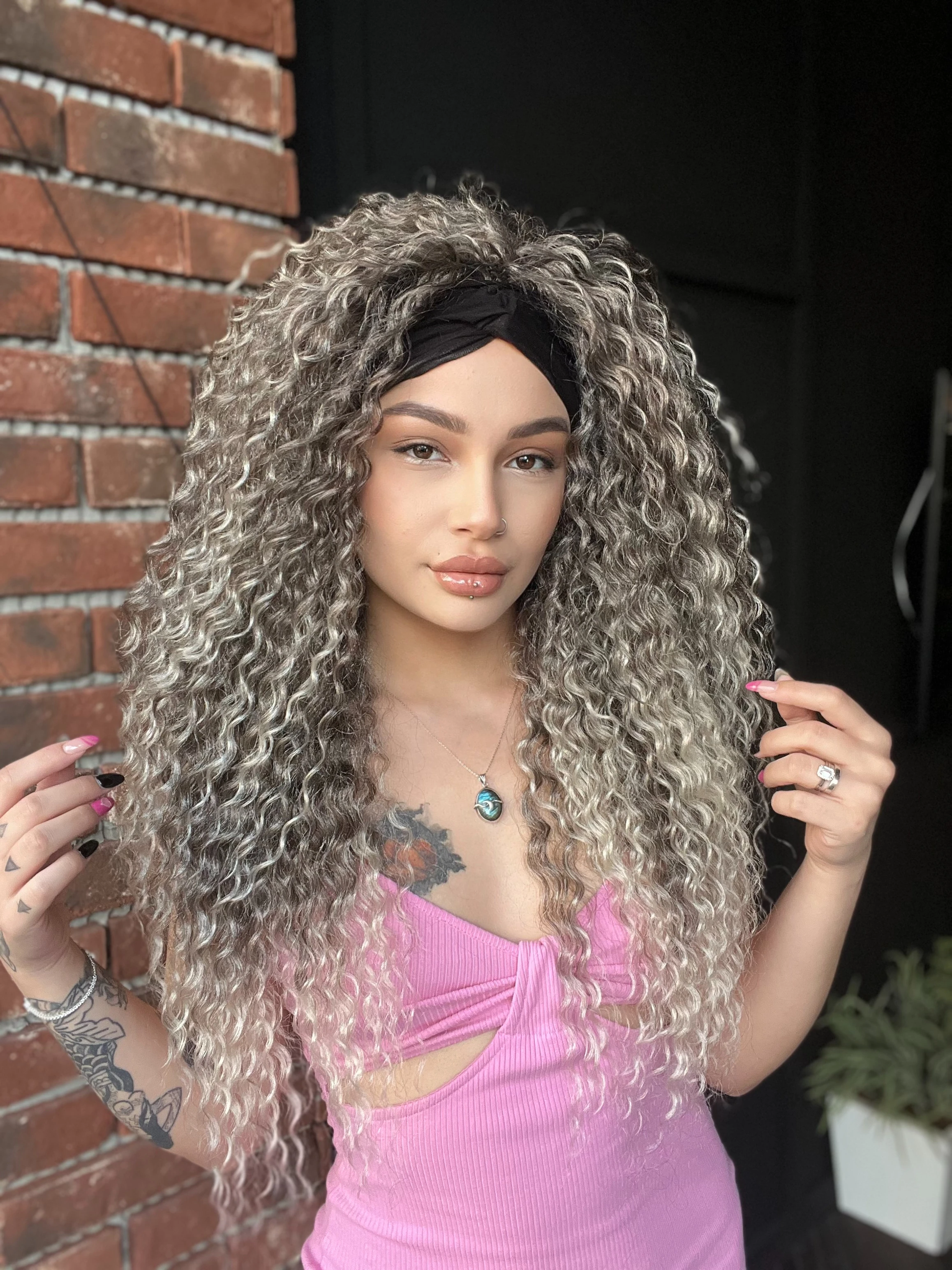 Bandanalı Afro Peruk Gerçek saç dokusunda Işıltılı Afro dalga peruk