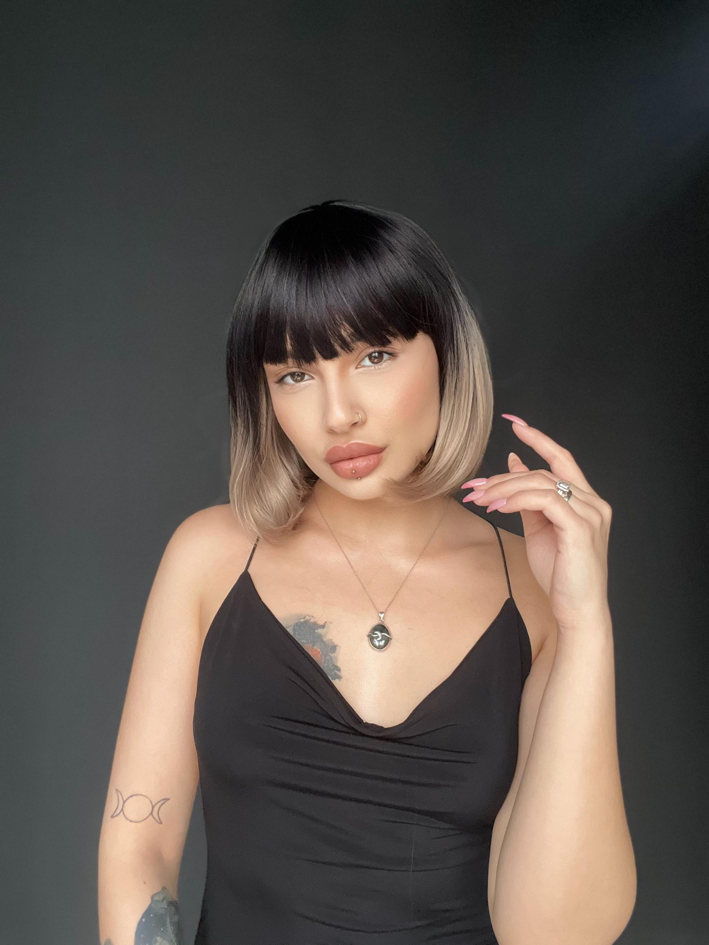 Kısa Küt Perçemli Bob Pedikal Peruk Kanser Kemoterapi uygundur Siyah Küllü Gri