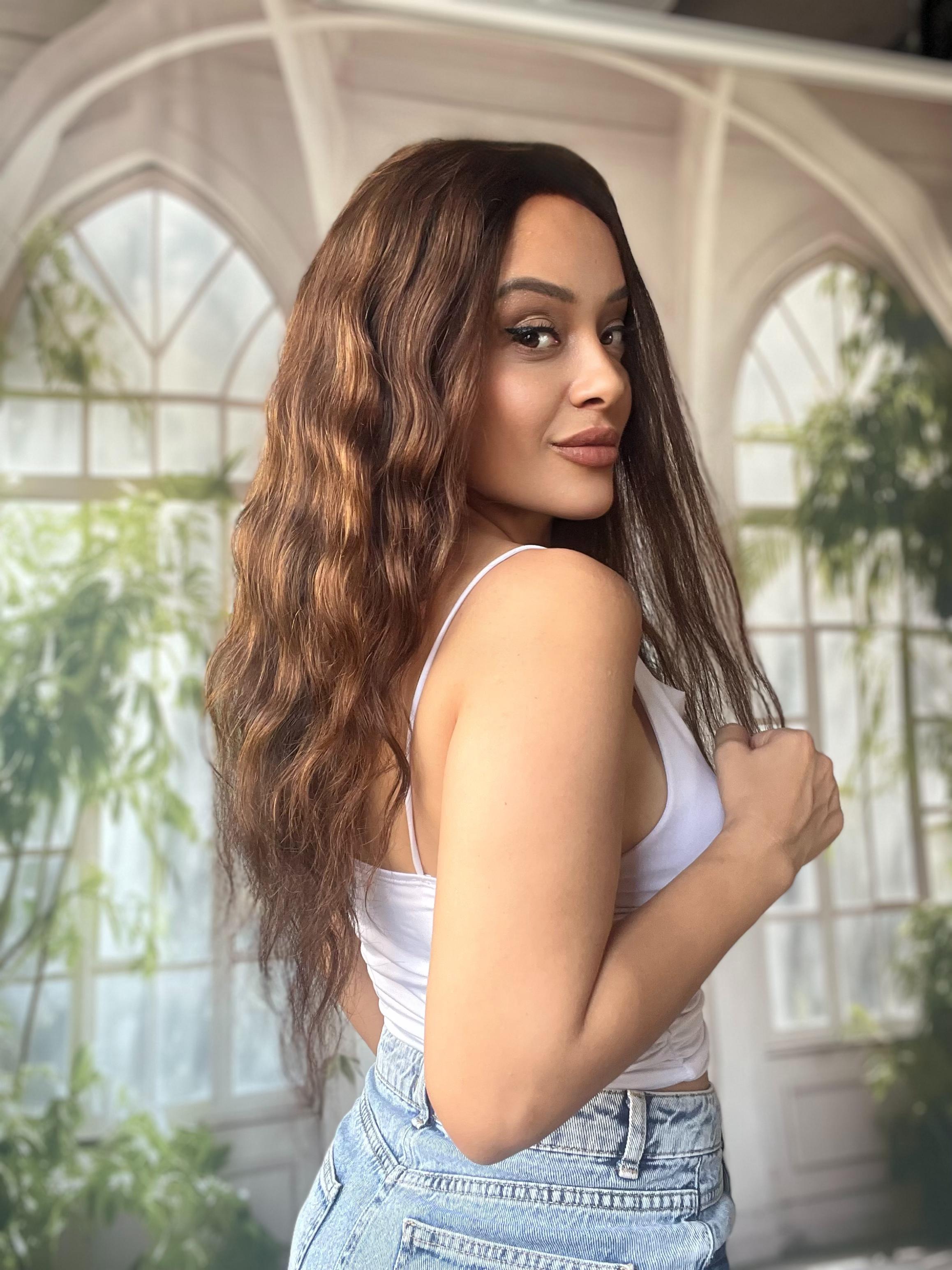 Kumral ışıltılı tül peruk