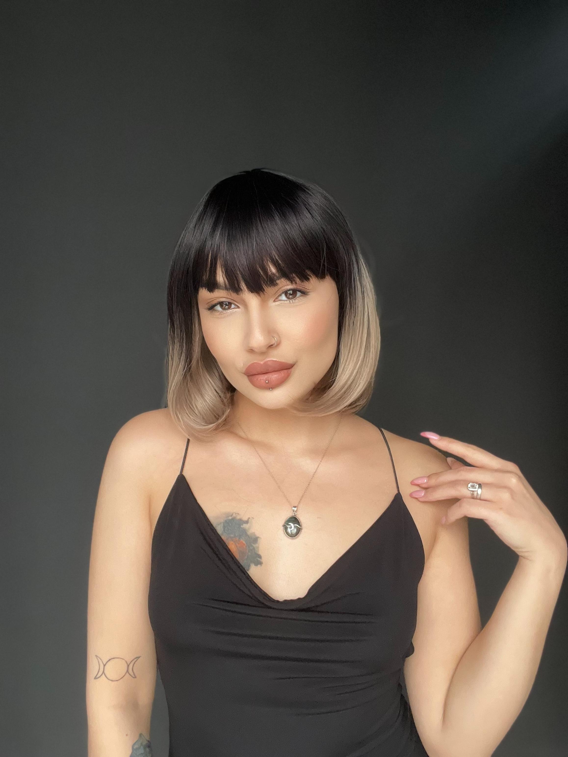 Kısa Küt Perçemli Bob Pedikal Peruk Kanser Kemoterapi uygundur Siyah Küllü Gri