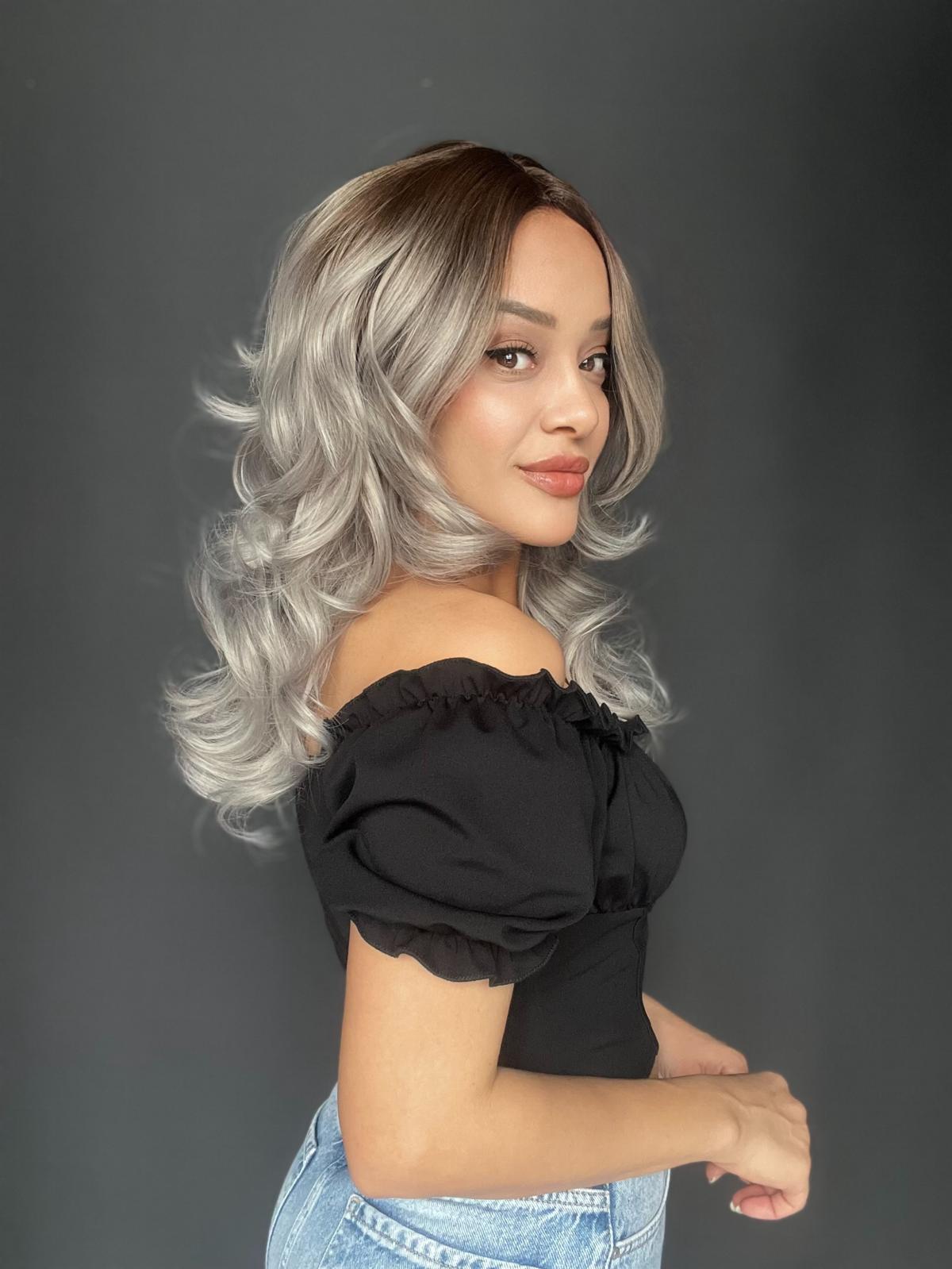 Açık Kumral Gri Ombreli Bebek Saçlı Fiber Sentetik Tül Peruk Tam tül peruk heryöne ayrımlı