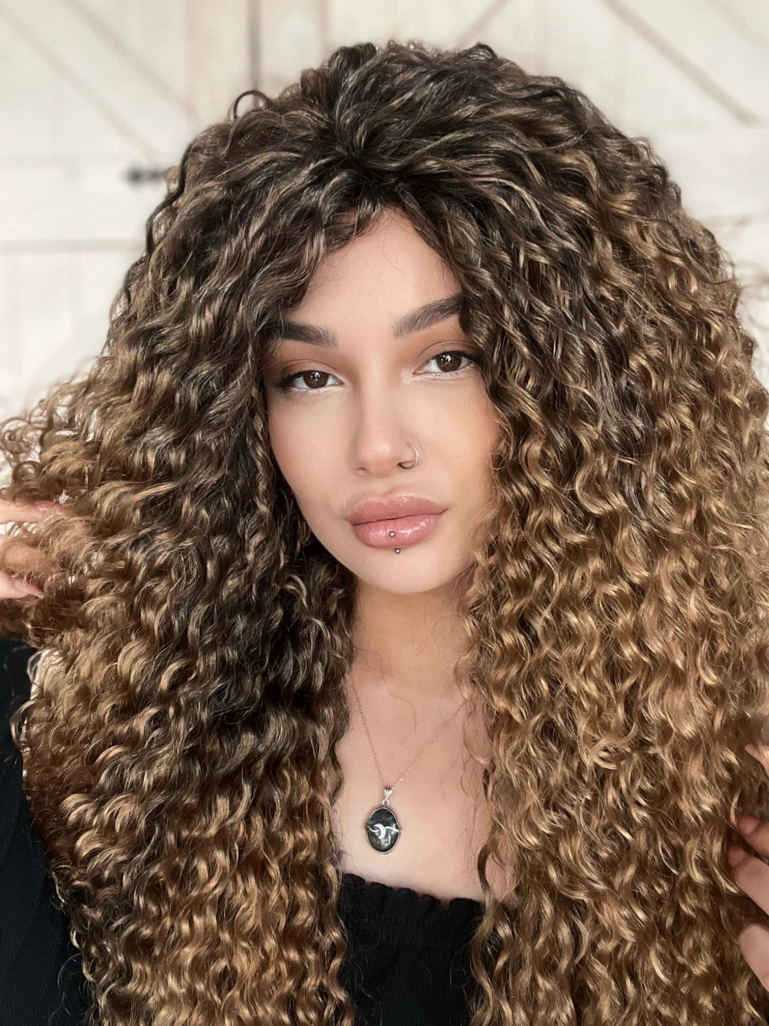 Karamel ombreli 227 Afro Dalgalı Peruk Komple tak ve çık Kabarık ve yoğun Fiber saç Suzan peruk