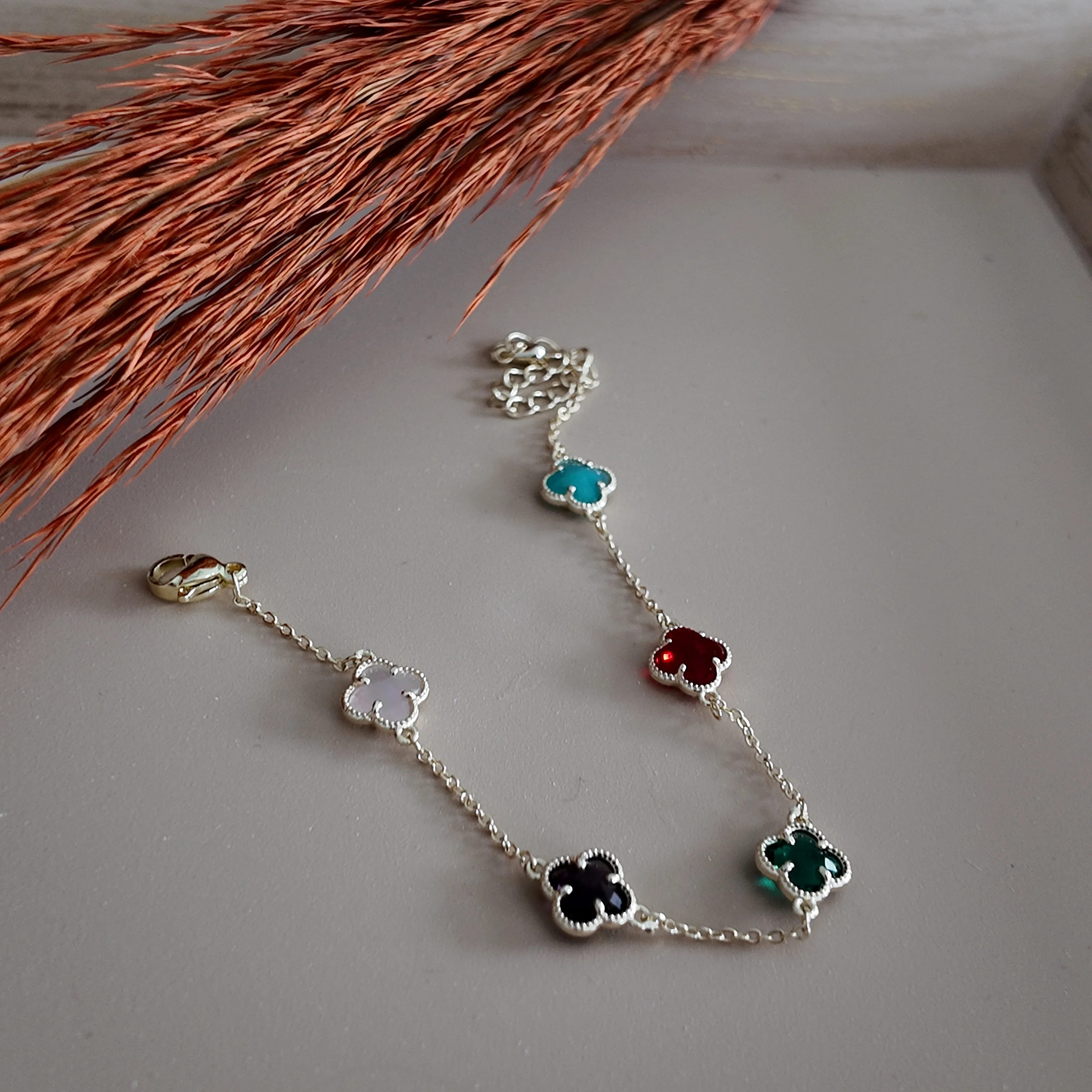 Renkli yonca bileklik