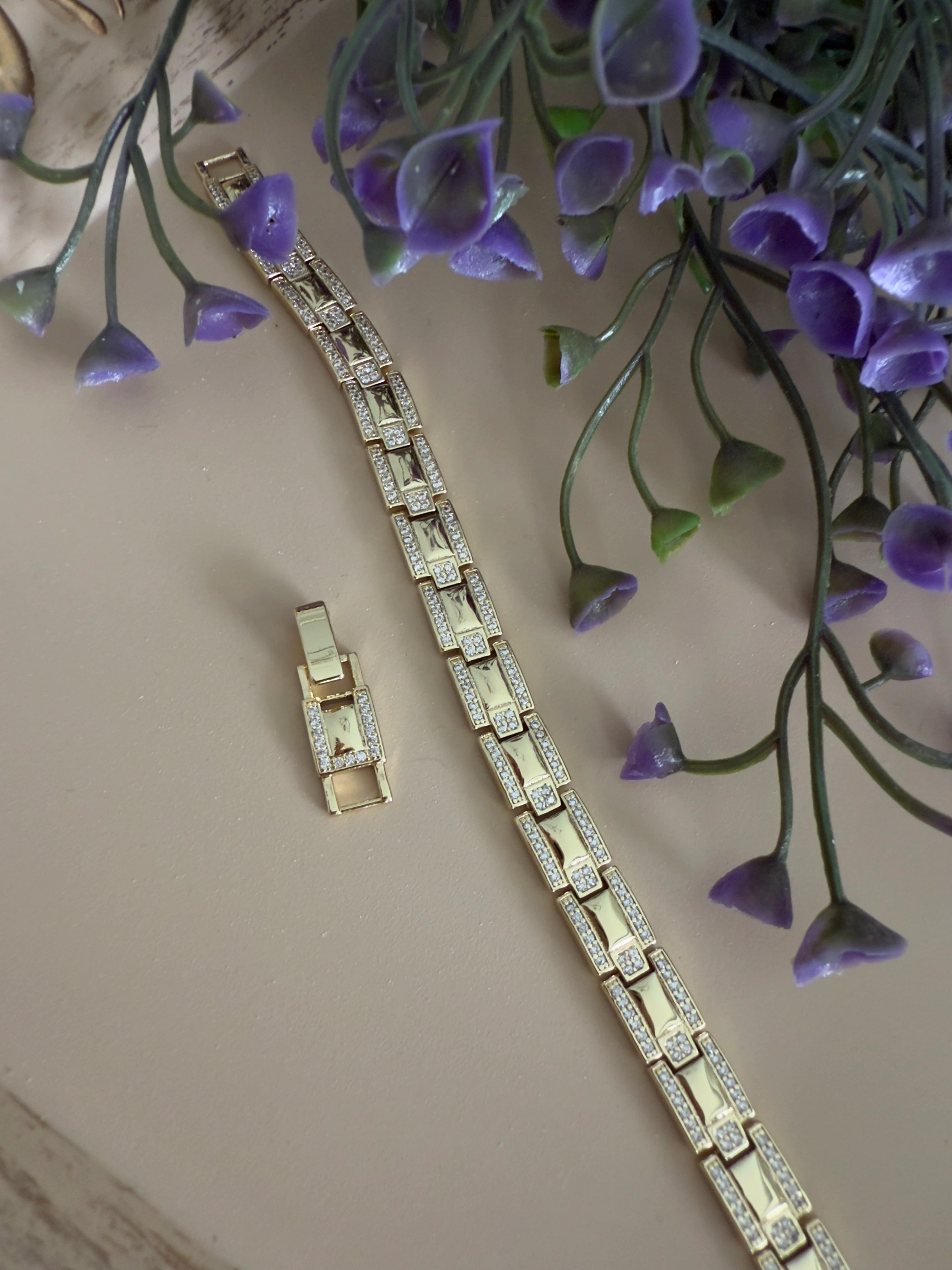 Taşlı plaka bileklik.