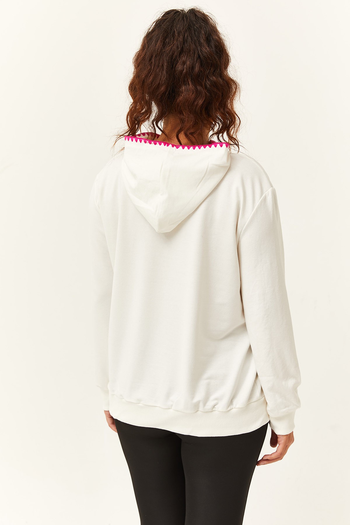 Kadın Büyük Beden Renkli Dikdörtgen İşlemeli Kapüşonlu Beyaz Sweatshirt