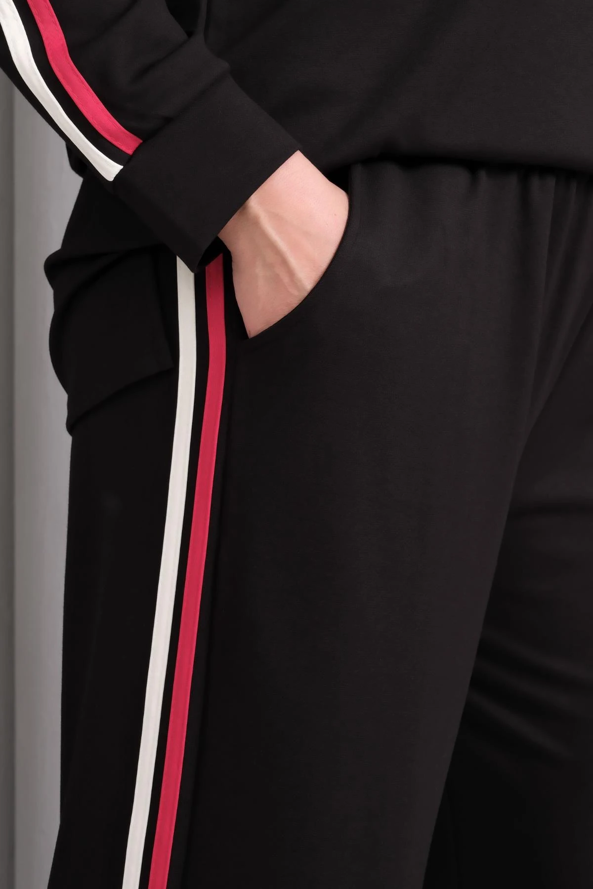 Kadın Büyük Beden Kırmızı Şerit Detay Sho Kumaş Siyah Eşofman Takımı - Siyah