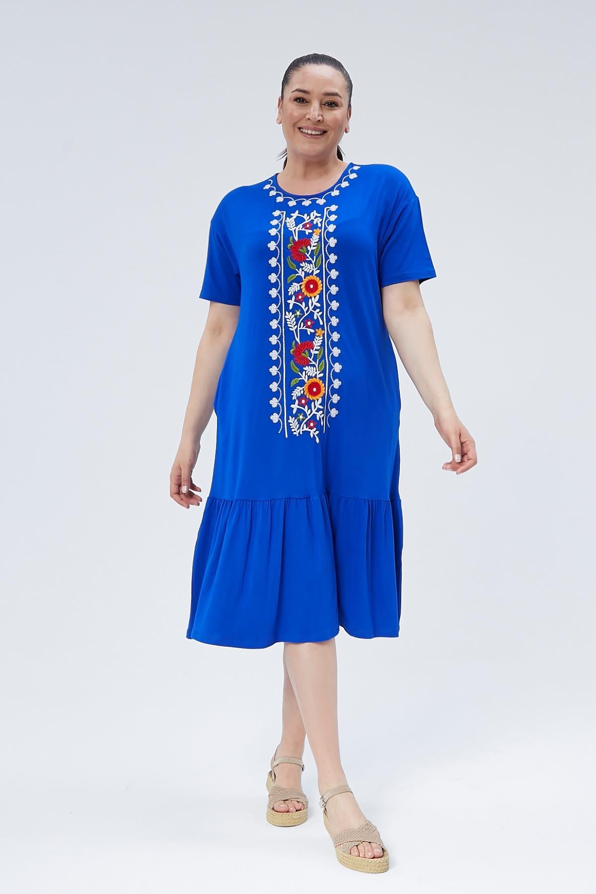 Kadın Büyük Beden Önü Renkli Çiçek Nakışlı Pileli Uzun Elbise - Mavi
