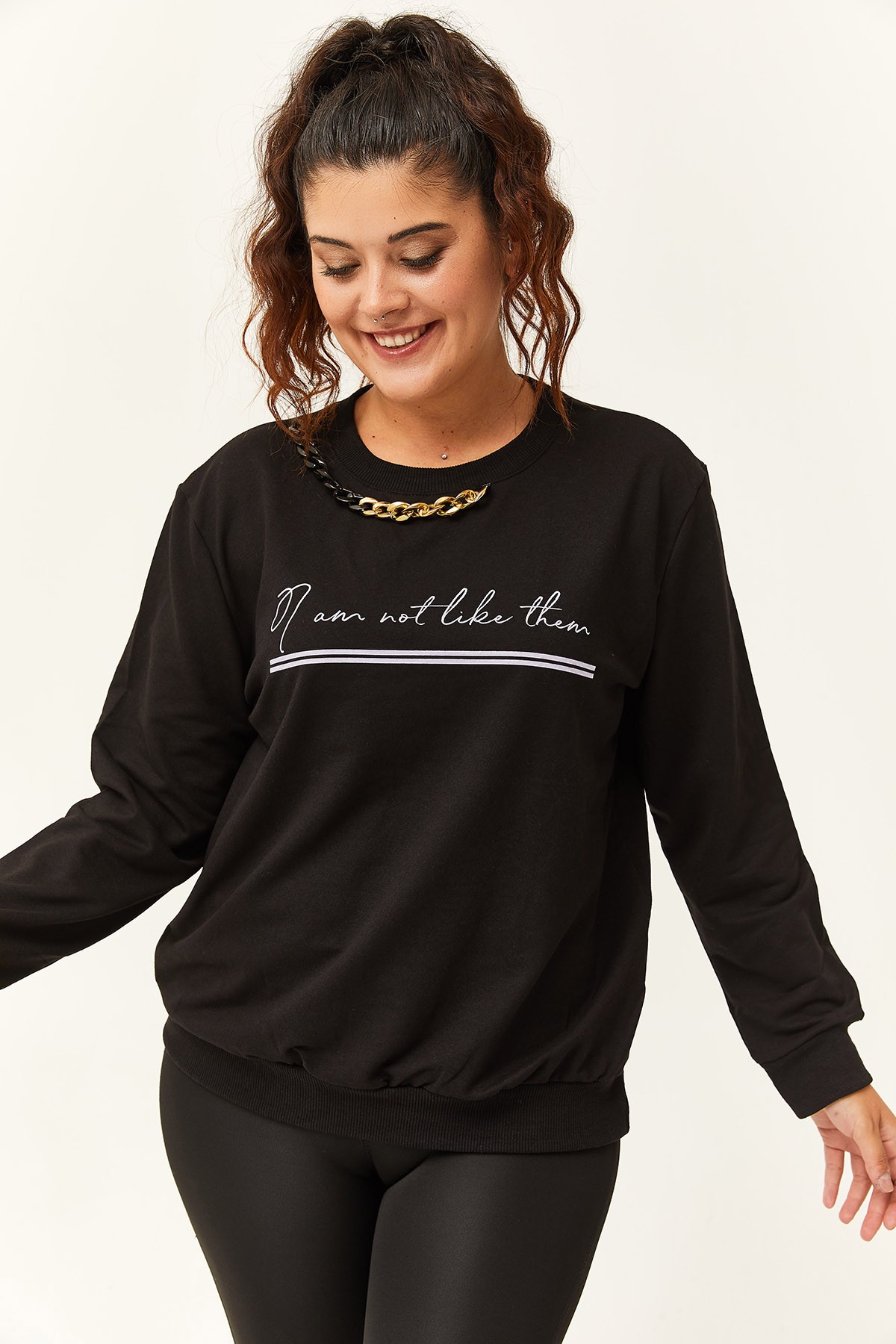 Kadın Büyük Beden Yaka Zincir Detaylı Yazılı Siyah Sweatshirt