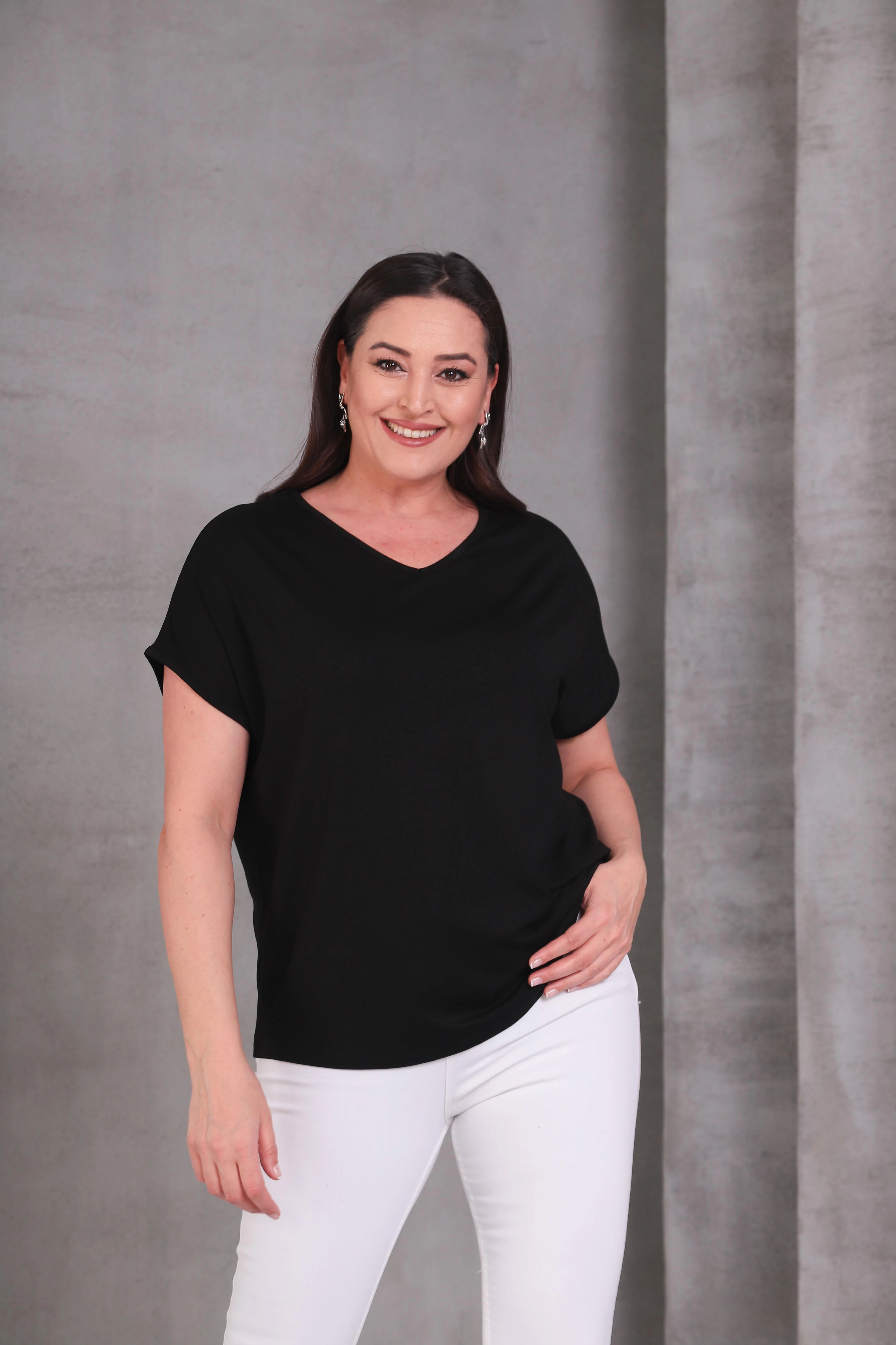 Kadın Büyük Beden Siyah Bluz – Dantel Detaylı, Kelebek İşlemeli Şık Tasarım