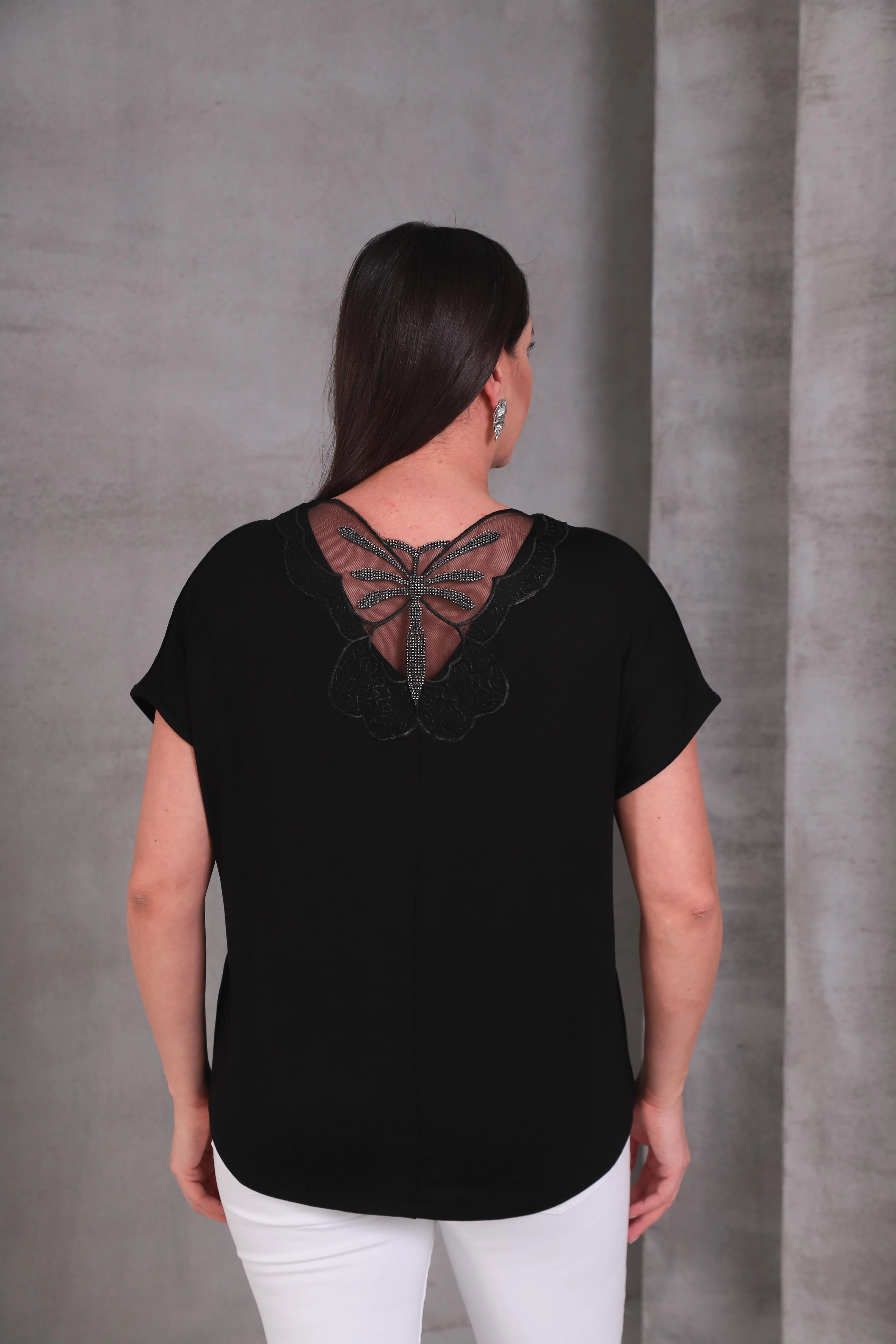 Kadın Büyük Beden Siyah Bluz – Dantel Detaylı, Kelebek İşlemeli Şık Tasarım
