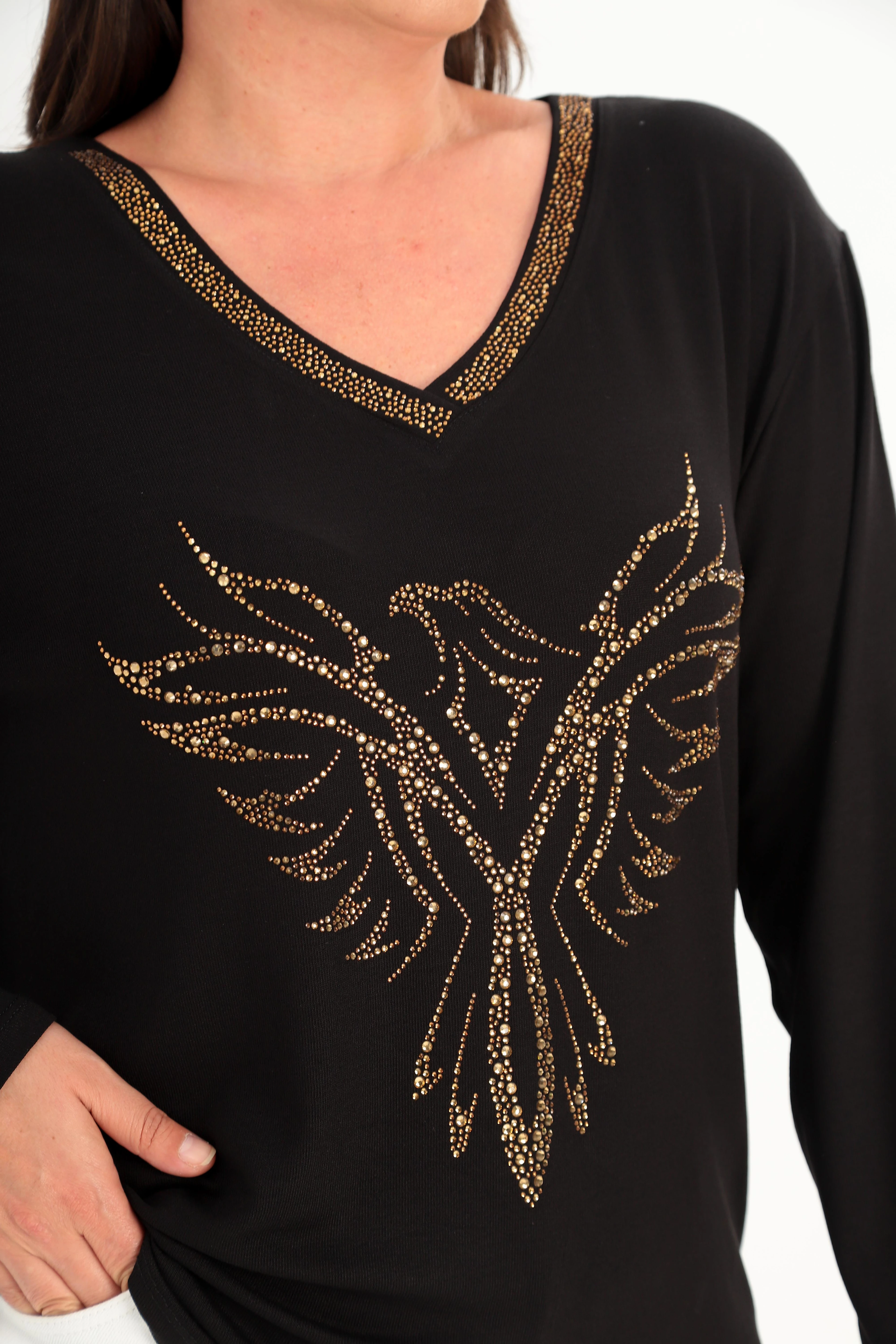 Kadın Büyük Beden Kartal Figür Taş Detaylı V Yaka Siyah Bluz - Şıklık ve Konfor Bir Arada