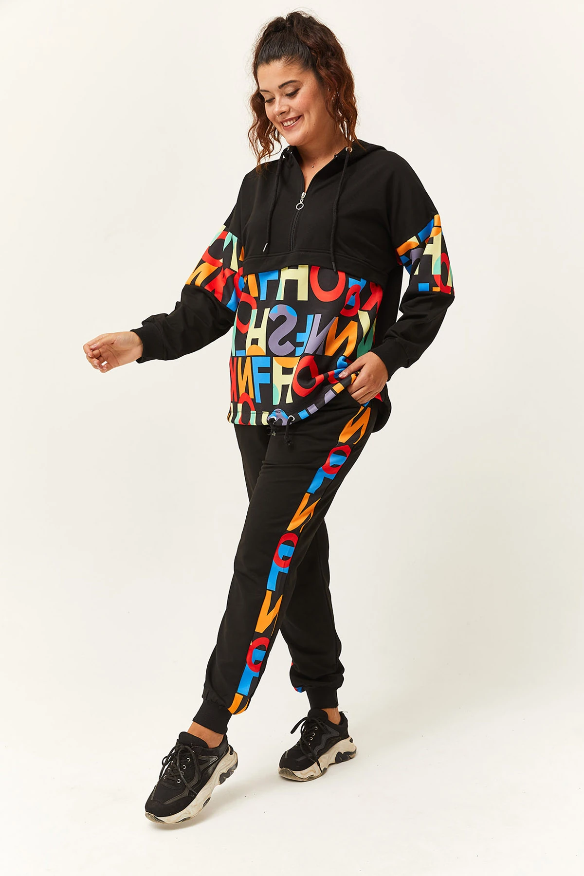 Kadın Büyük Beden Renkli Harf Desenli Eşofman Takımı - Siyah