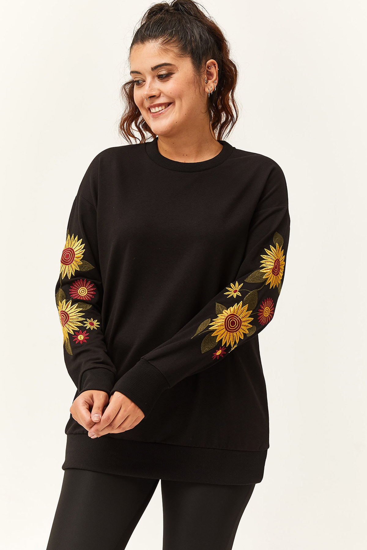 Kadın Büyük Beden Kolları Çiçek Nakışlı Uzun Sweatshirt - Siyah