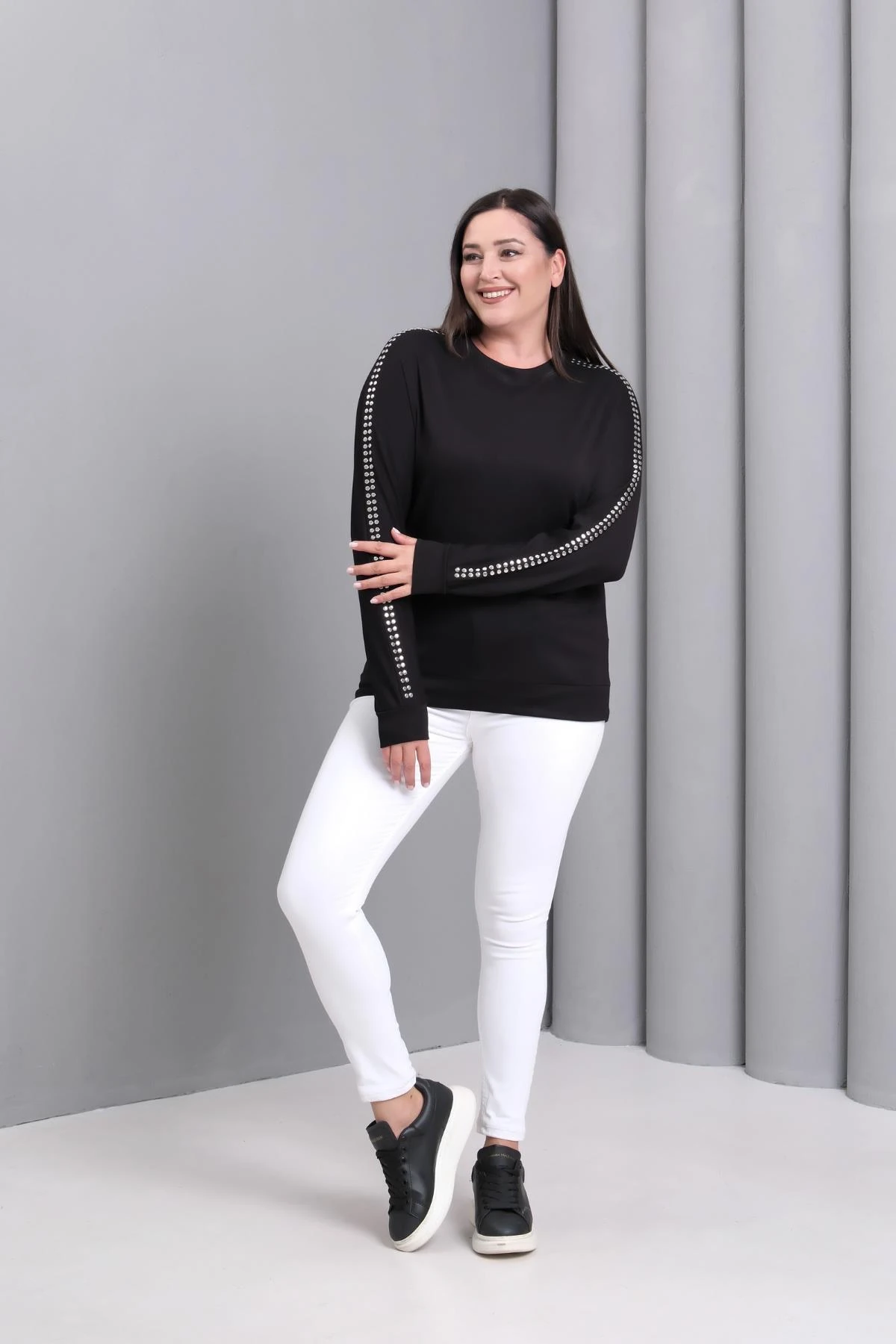 Kadın Büyük Beden Kolları Metal Baskılı Siyah Sweatshirt  - Siyah