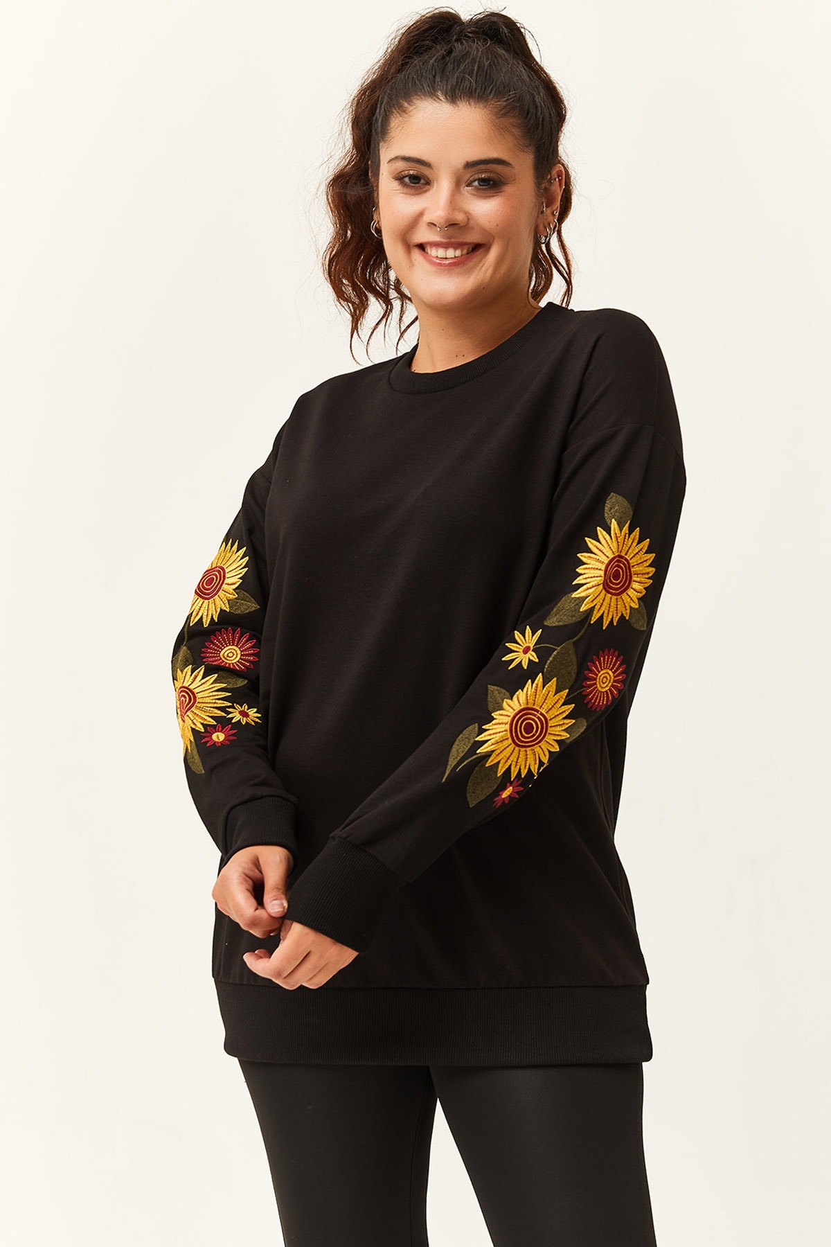 Kadın Büyük Beden Kolları Çiçek Nakışlı Uzun Sweatshirt - Siyah