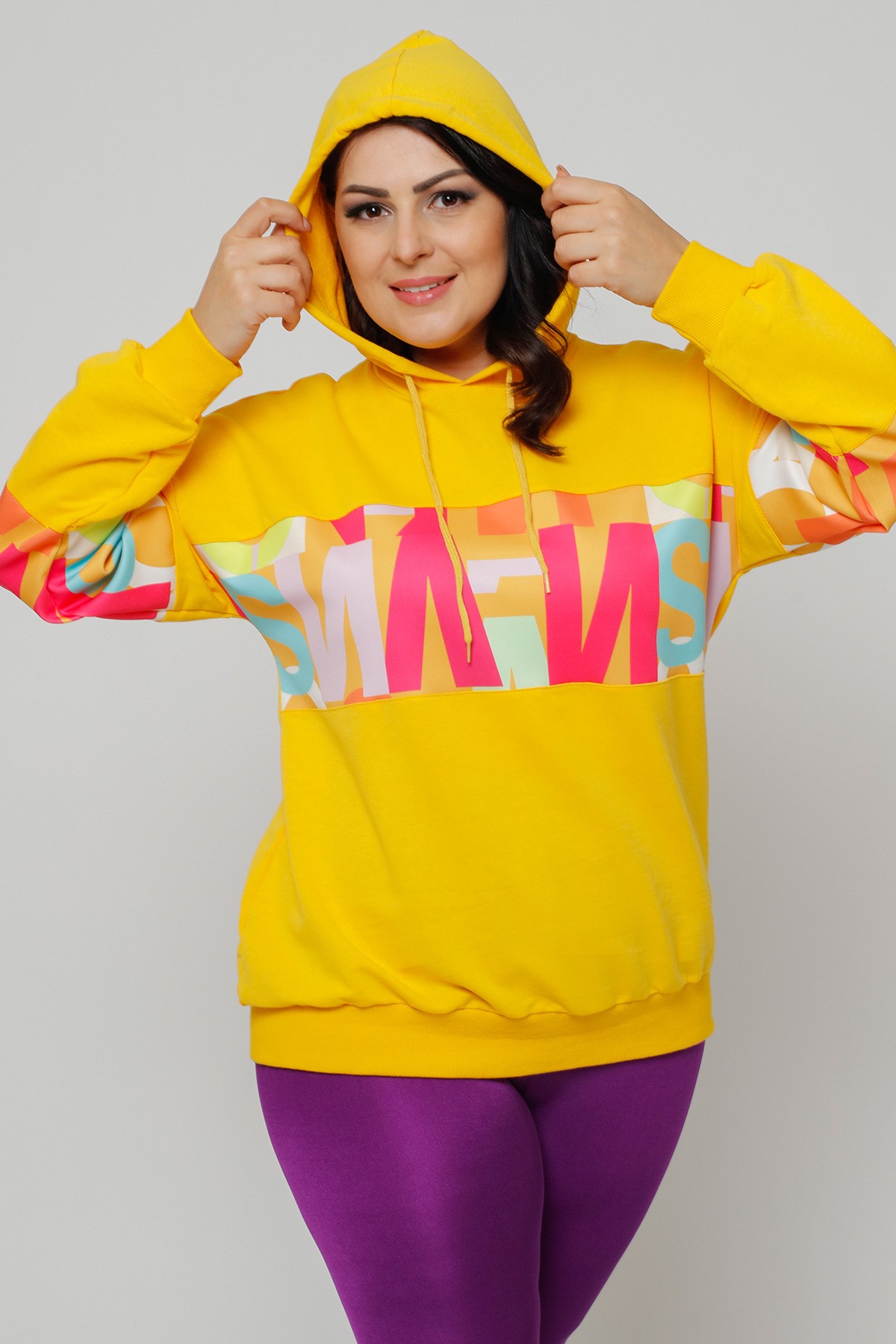 Kadın Büyük Beden Renkli Harf Desenli Kapüşonlu Sweatshirt