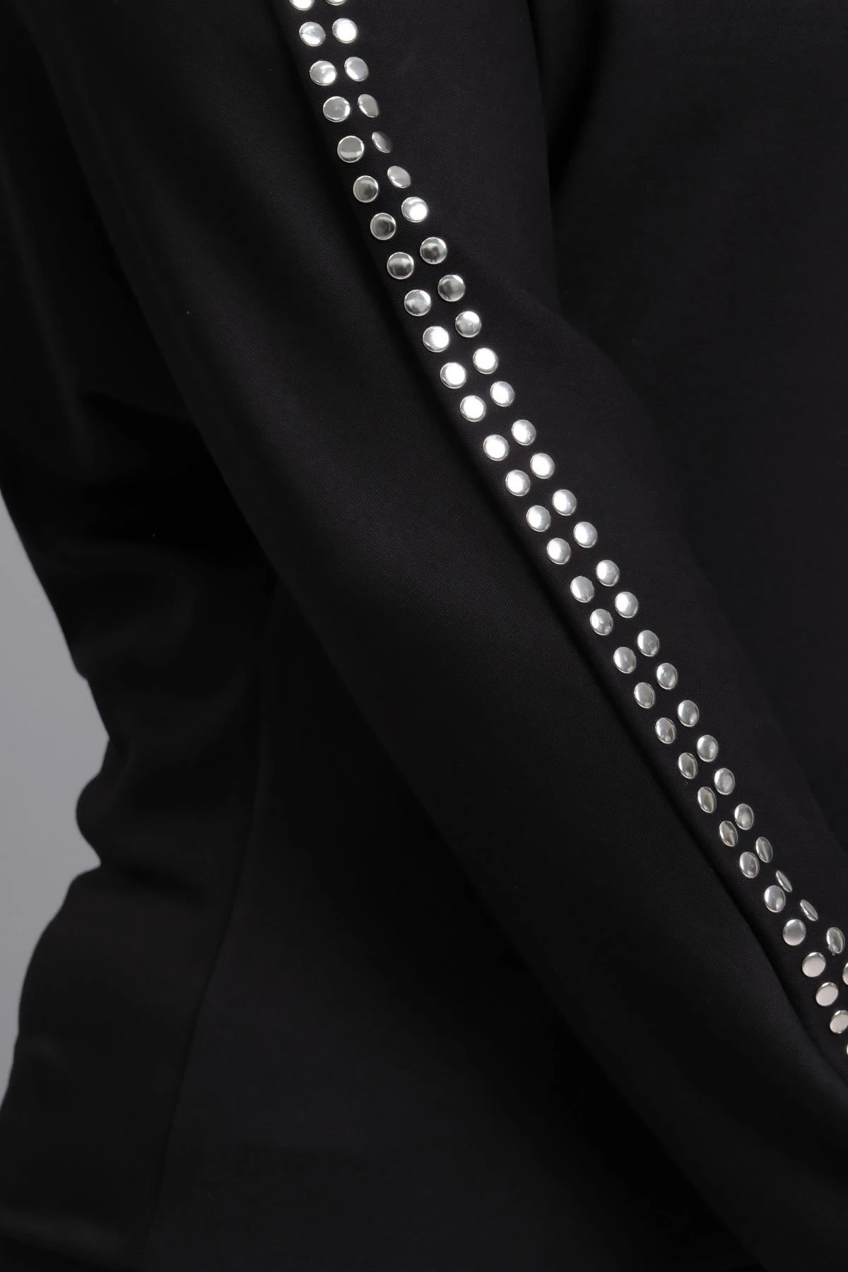 Kadın Büyük Beden Kolları Metal Baskılı Siyah Sweatshirt  - Siyah