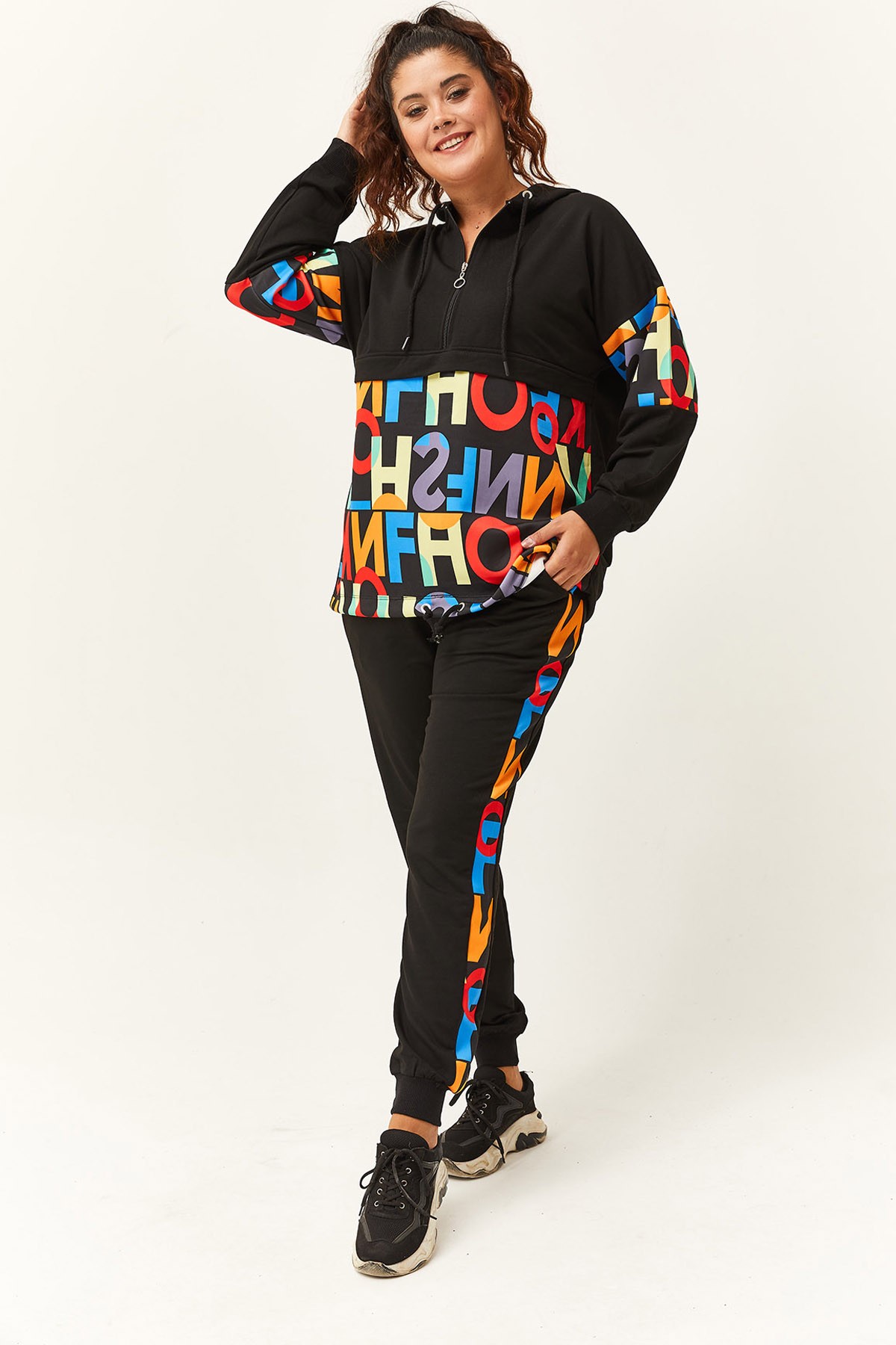 Kadın Büyük Beden Renkli Harf Desenli Eşofman Takımı - Siyah