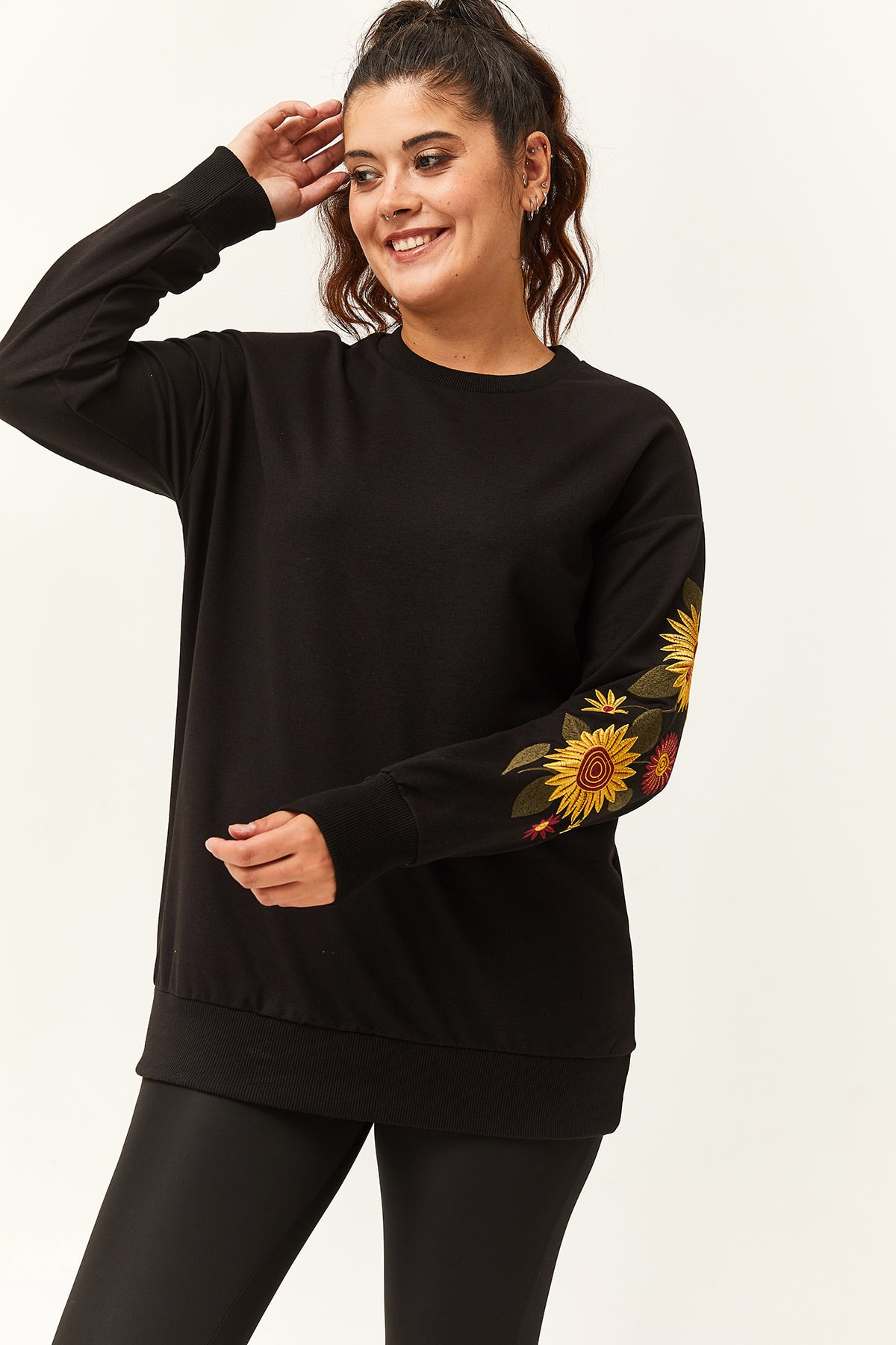 Kadın Büyük Beden Kolları Çiçek Nakışlı Uzun Sweatshirt - Siyah