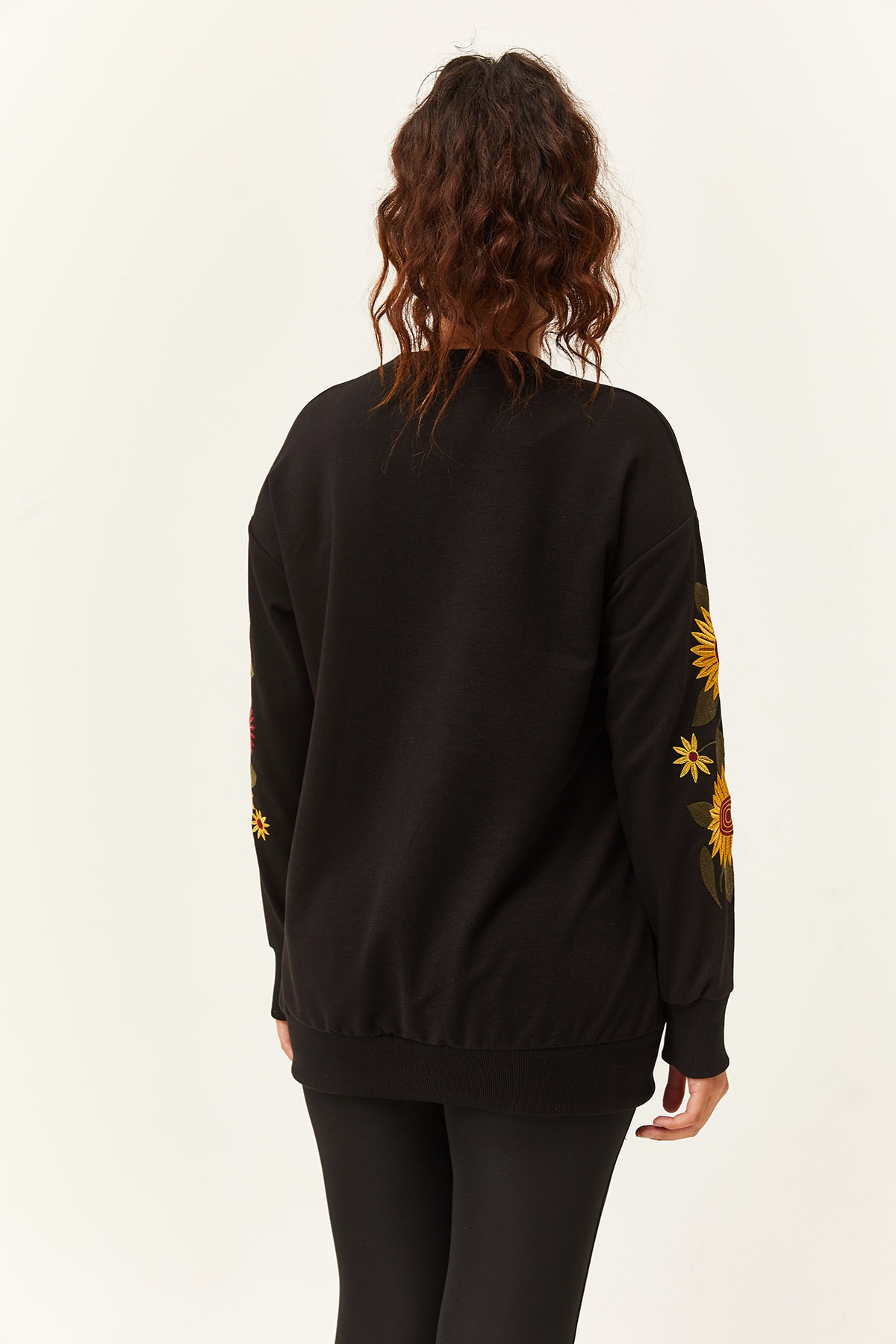 Kadın Büyük Beden Kolları Çiçek Nakışlı Uzun Sweatshirt - Siyah