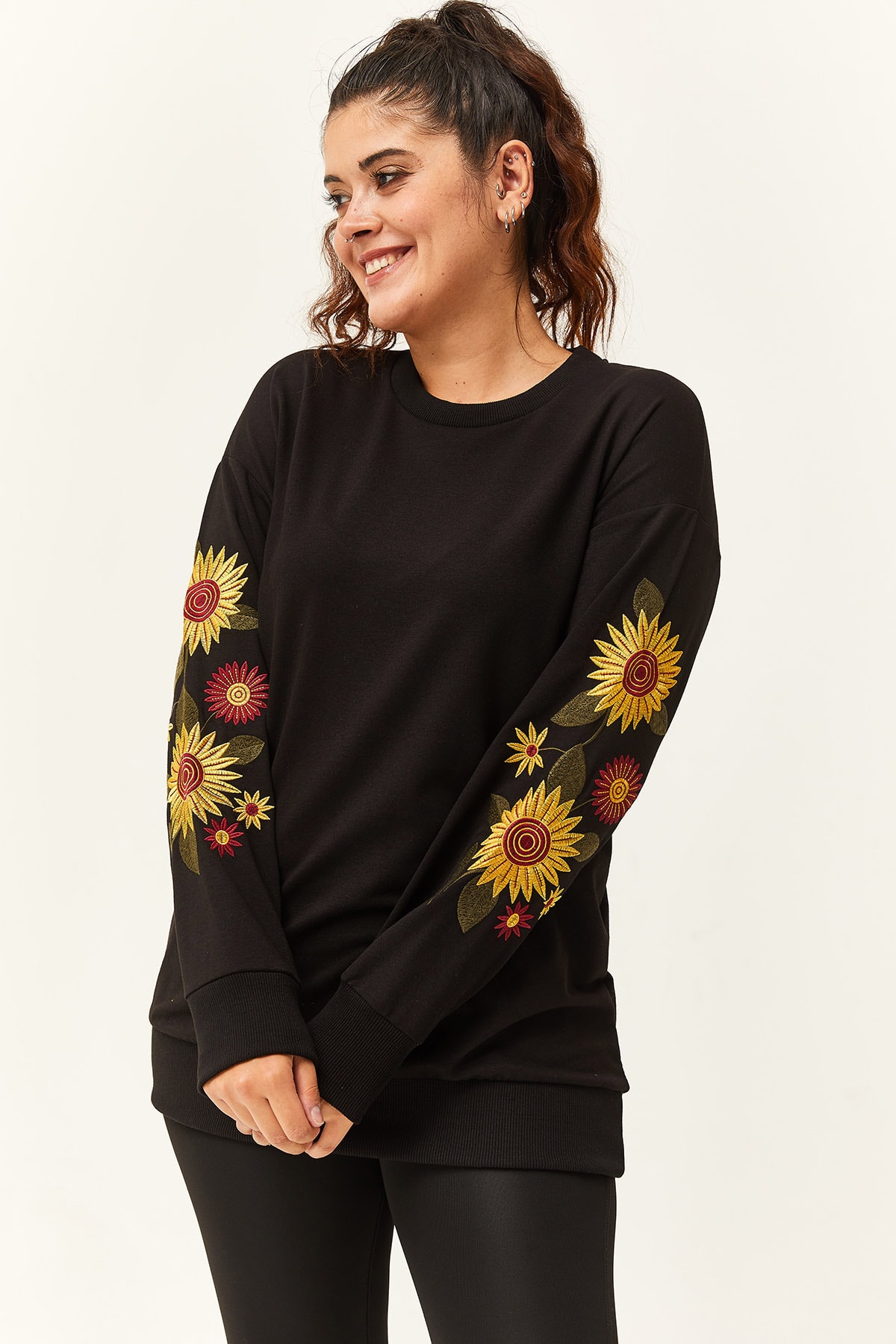Kadın Büyük Beden Kolları Çiçek Nakışlı Uzun Sweatshirt - Siyah