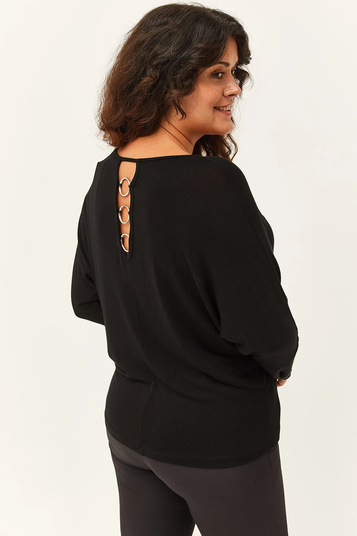 Kadın Büyük Beden Sırt Halka Detaylı Siyah Bluz