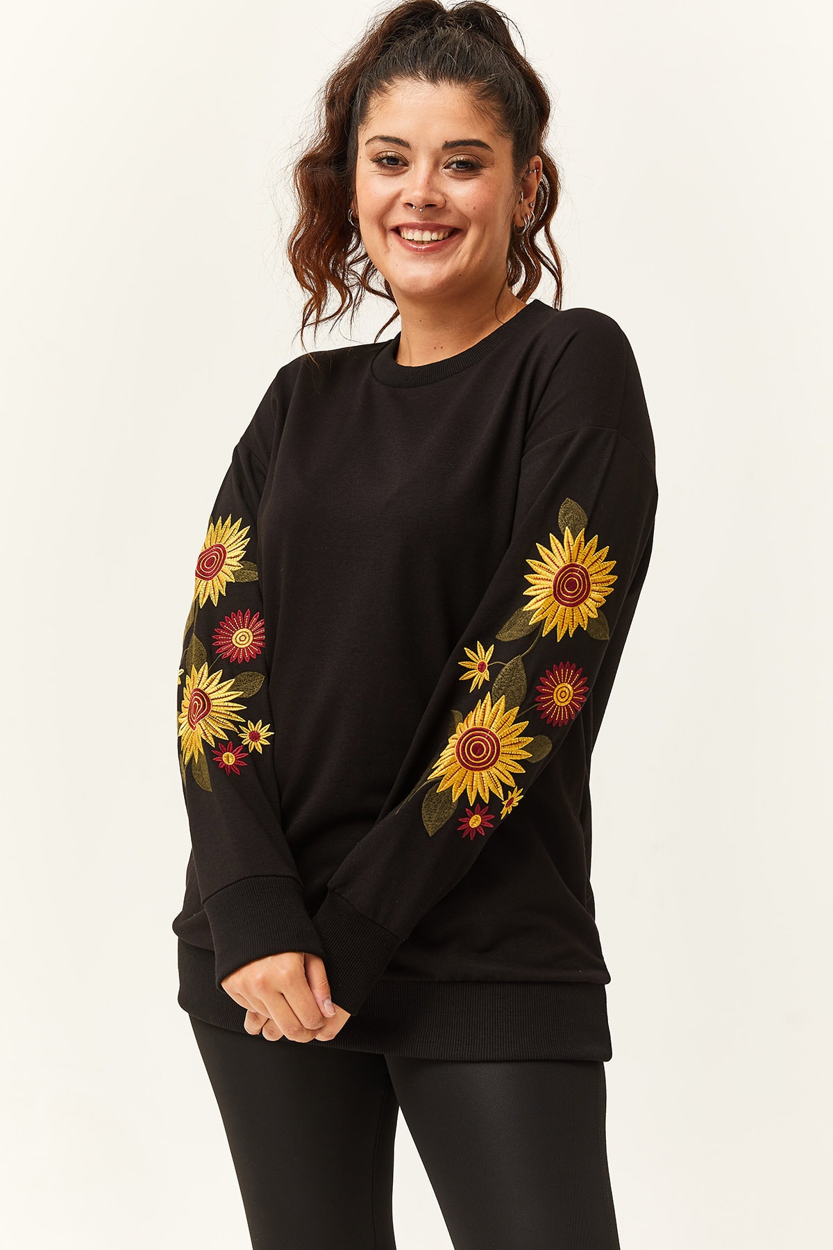 Kadın Büyük Beden Kolları Çiçek Nakışlı Uzun Sweatshirt - Siyah