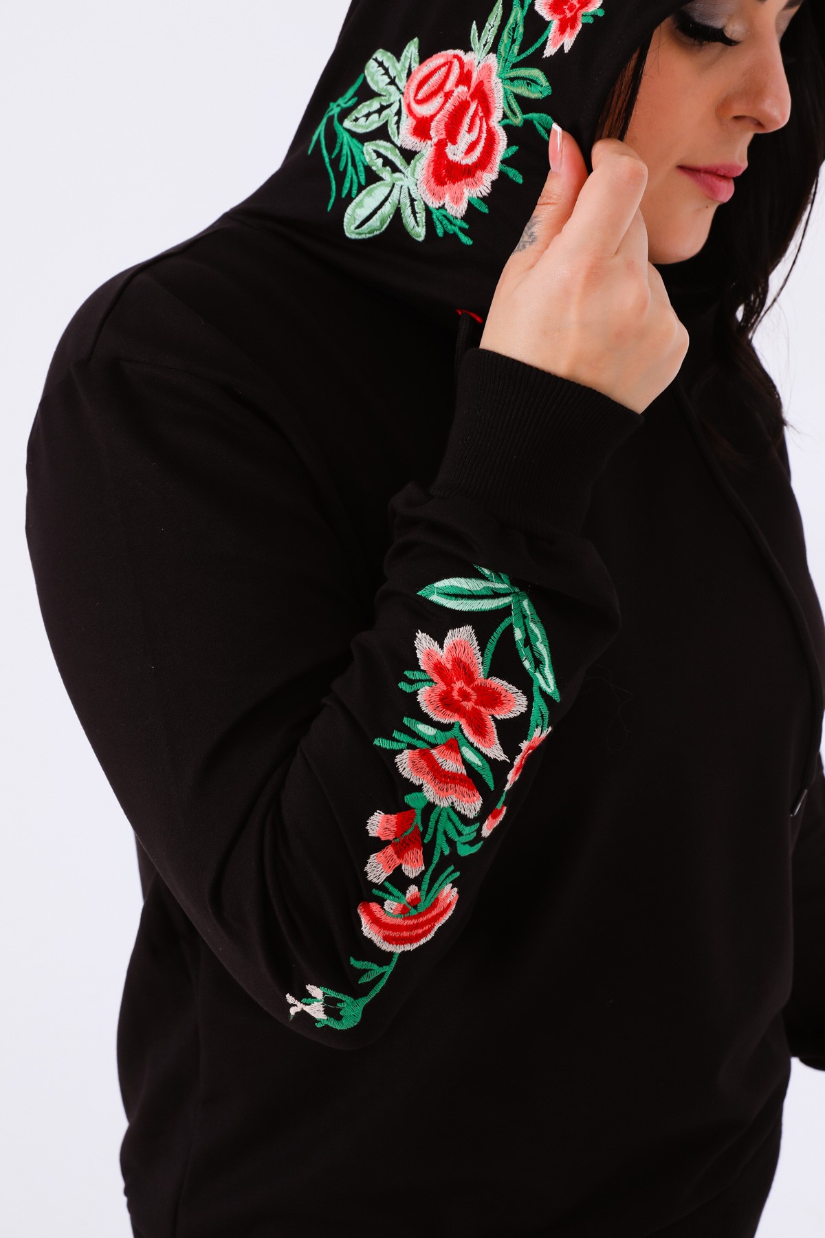 Kadın Büyük Beden Kol Ve Kapüşonu Çiçek Nakışlı Sweatshirt - Siyah