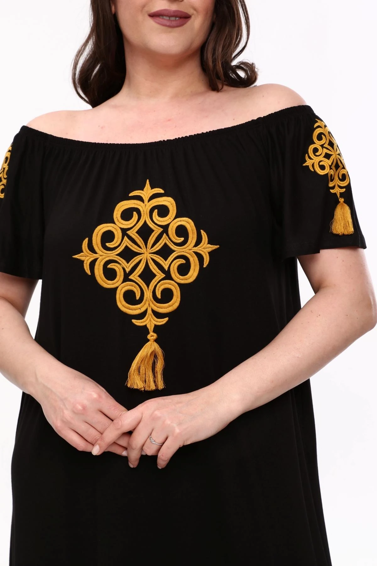 Kadın Büyük Beden Madonna Yaka Püskül Nakışlı Siyah Elbise