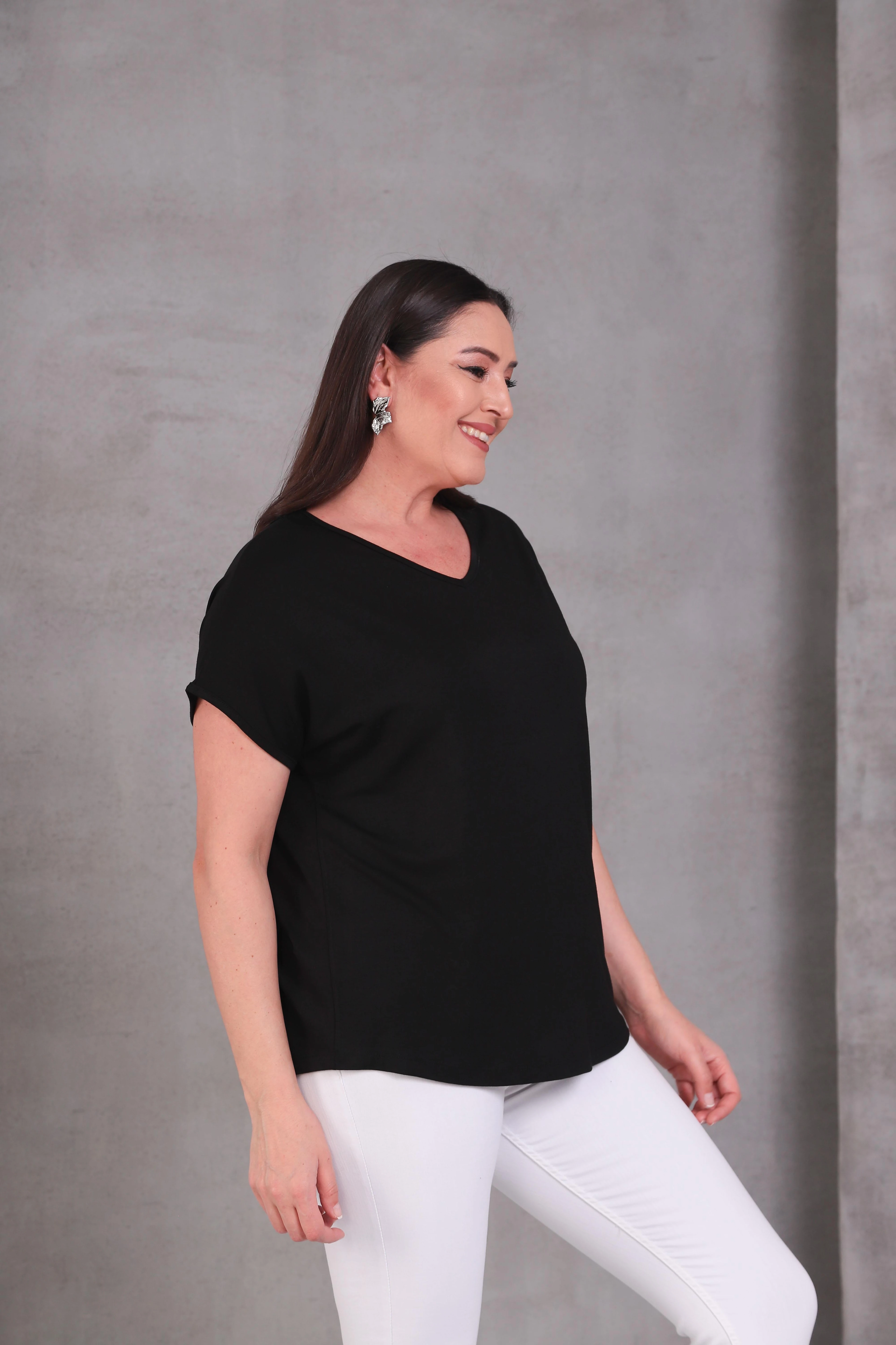 Kadın Büyük Beden Siyah Bluz – Dantel Detaylı, Kelebek İşlemeli Şık Tasarım