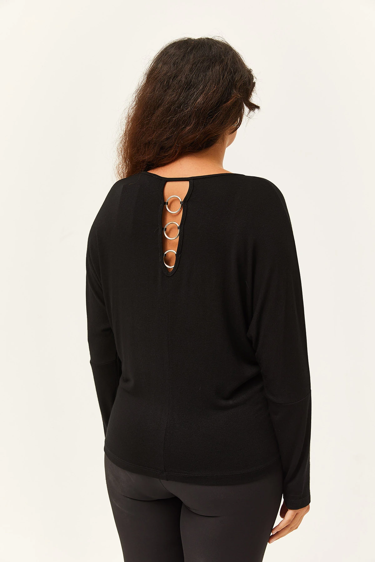 Kadın Büyük Beden Sırt Halka Detaylı Siyah Bluz