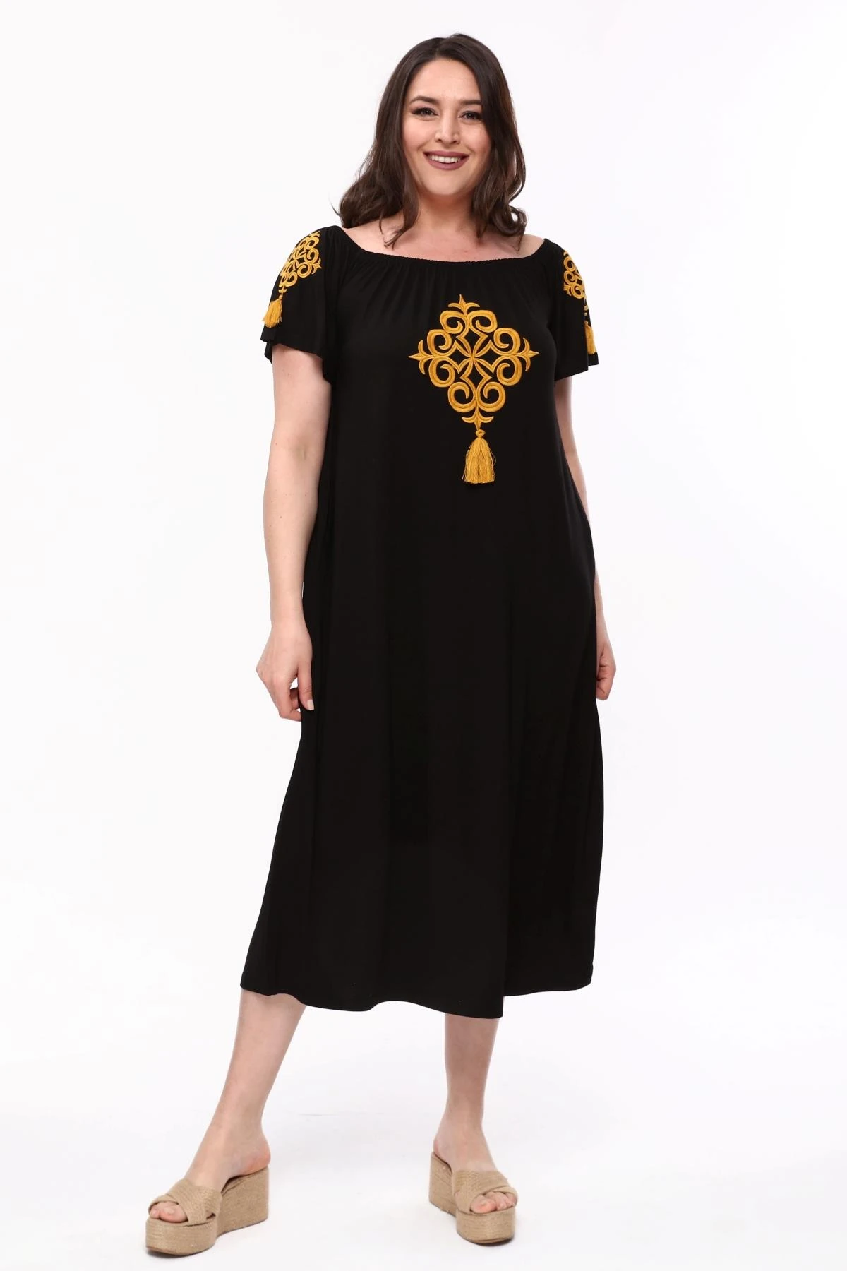 Kadın Büyük Beden Madonna Yaka Püskül Nakışlı Siyah Elbise