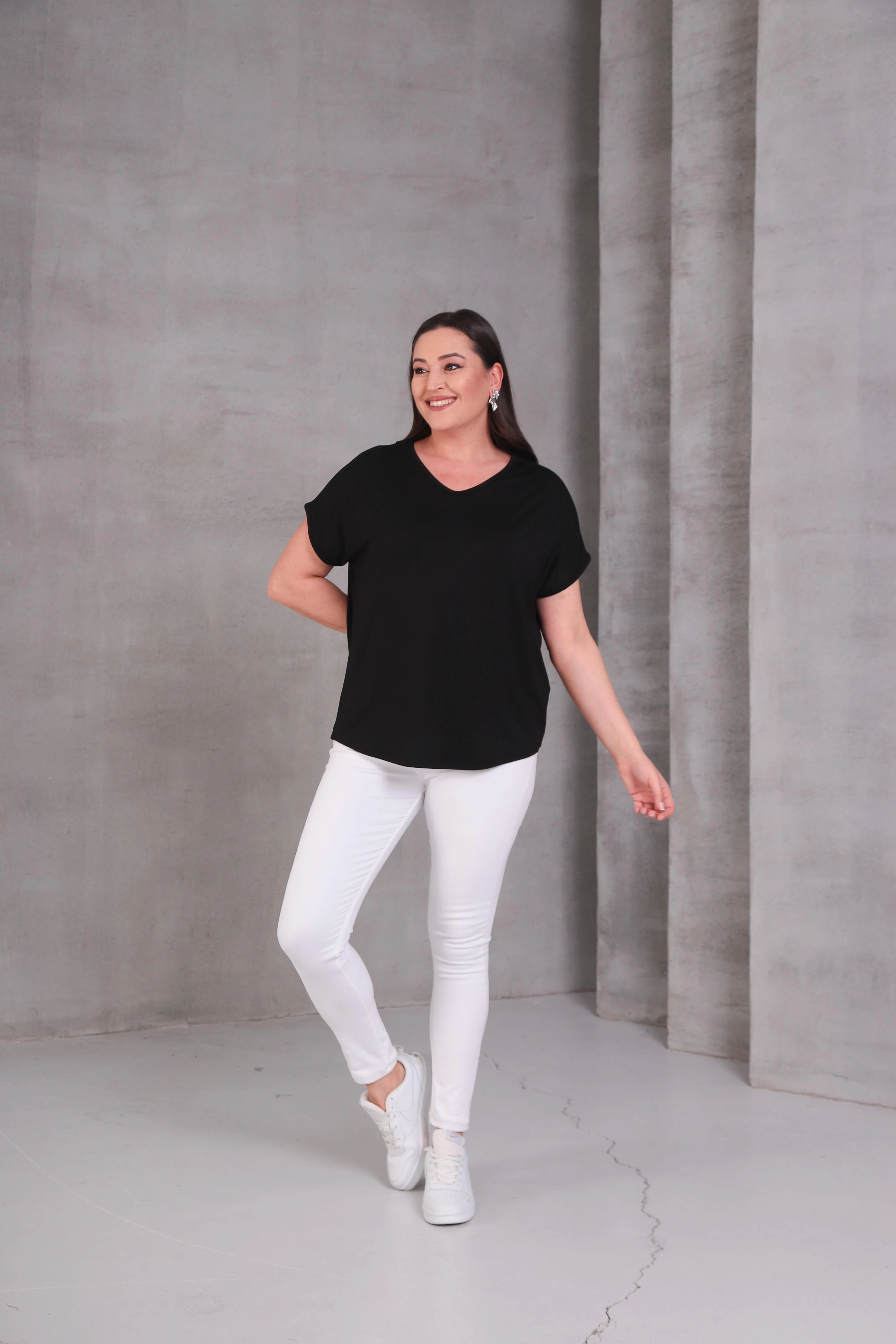 Kadın Büyük Beden Siyah Bluz – Dantel Detaylı, Kelebek İşlemeli Şık Tasarım