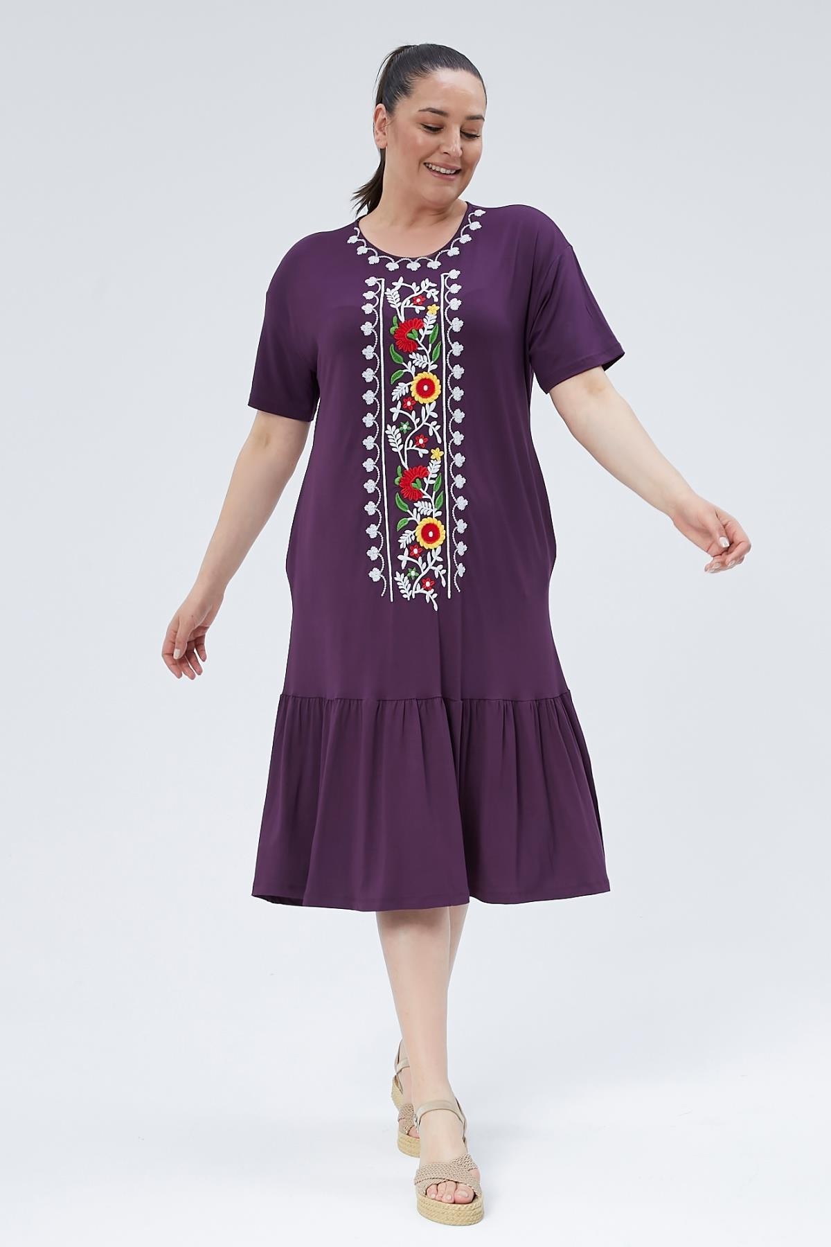 Kadın Büyük Beden Önü Renkli Çiçek Nakışlı Pileli Uzun Elbise - Mor