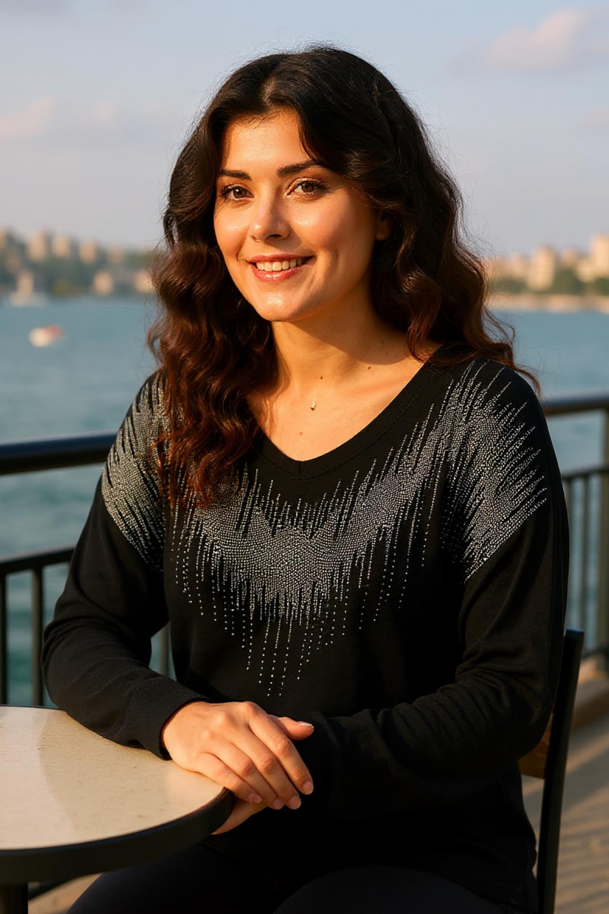 Kadın Büyük Beden Yaka Gri Taş İşlemeli Bluz