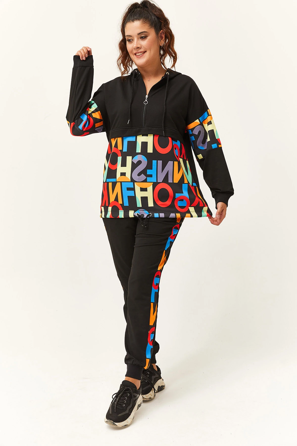 Kadın Büyük Beden Renkli Harf Desenli Eşofman Takımı - Siyah