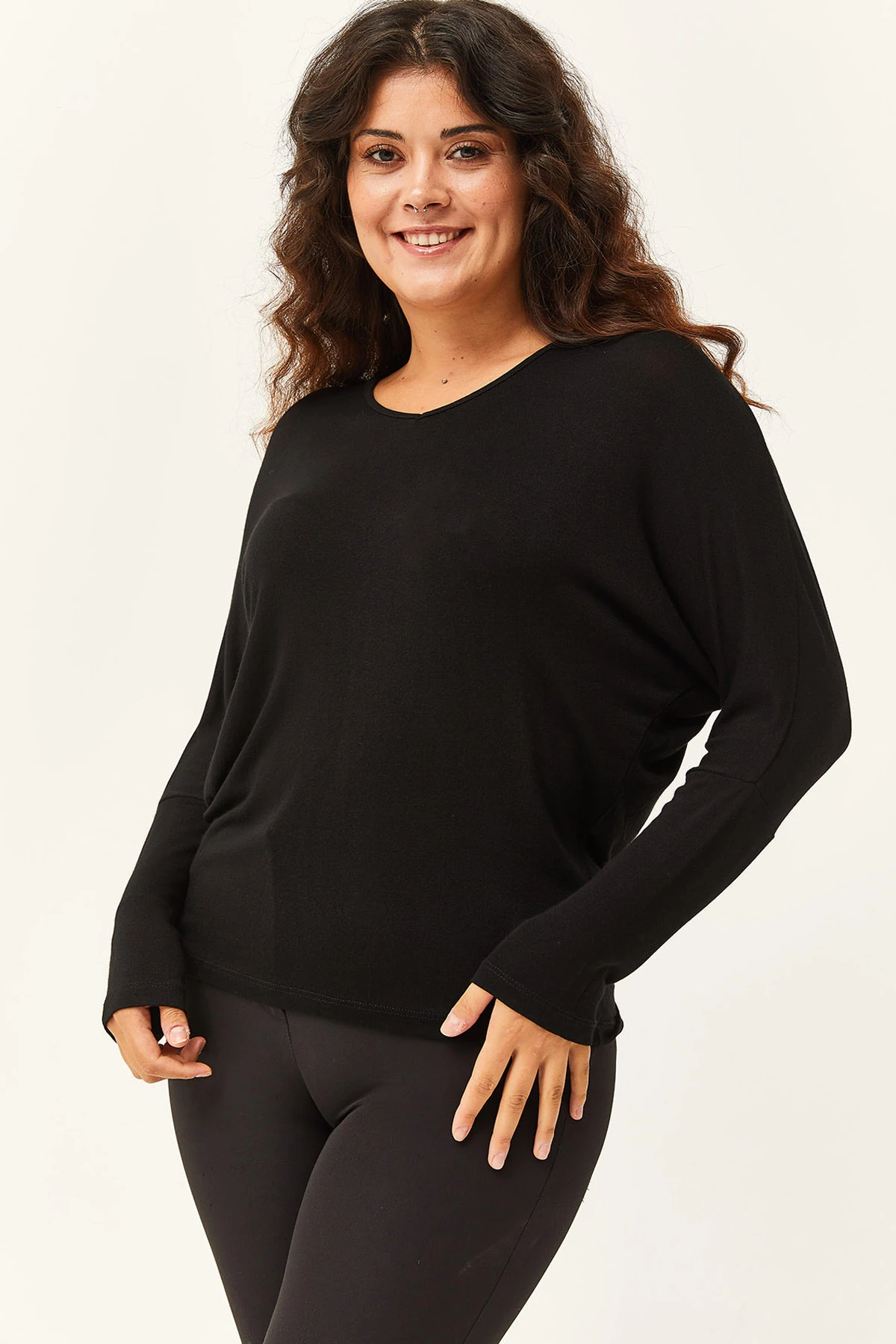 Kadın Büyük Beden Sırt Halka Detaylı Siyah Bluz