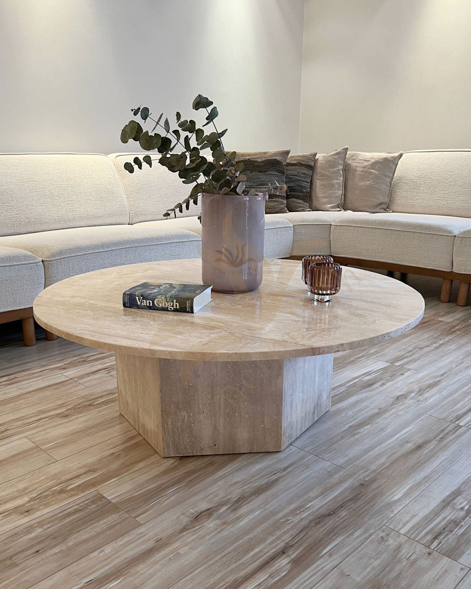 Couchtisch aus Travertin rund mit sechseckigem Bein